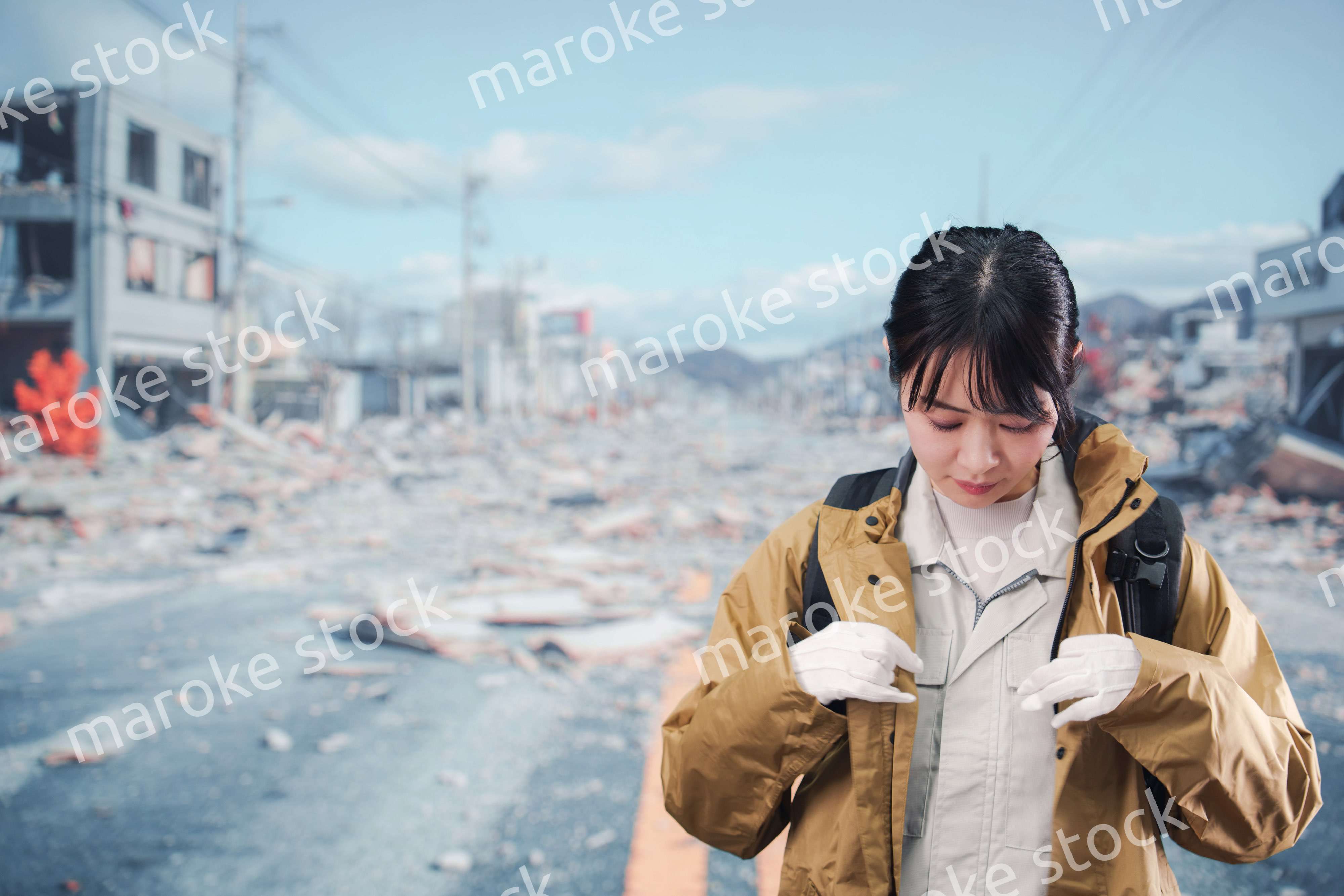 災害で被災し避難をする女性