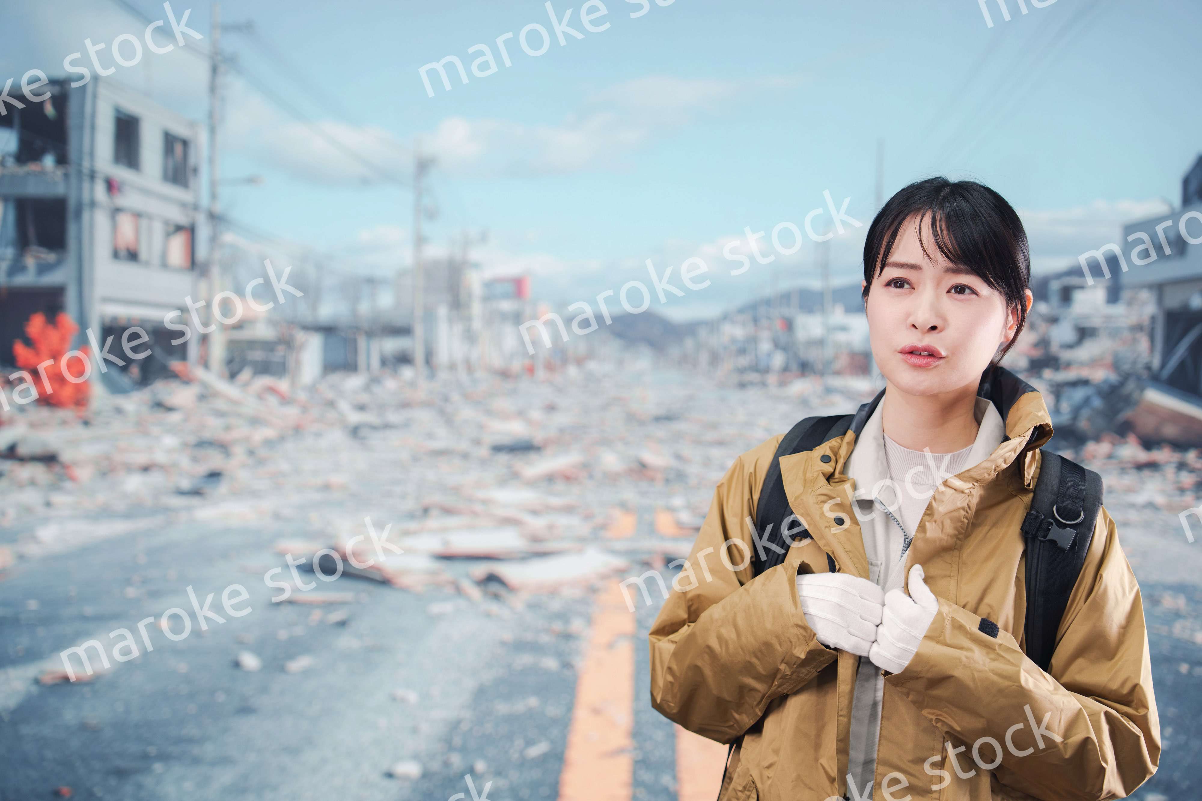 災害で被災し避難をする女性