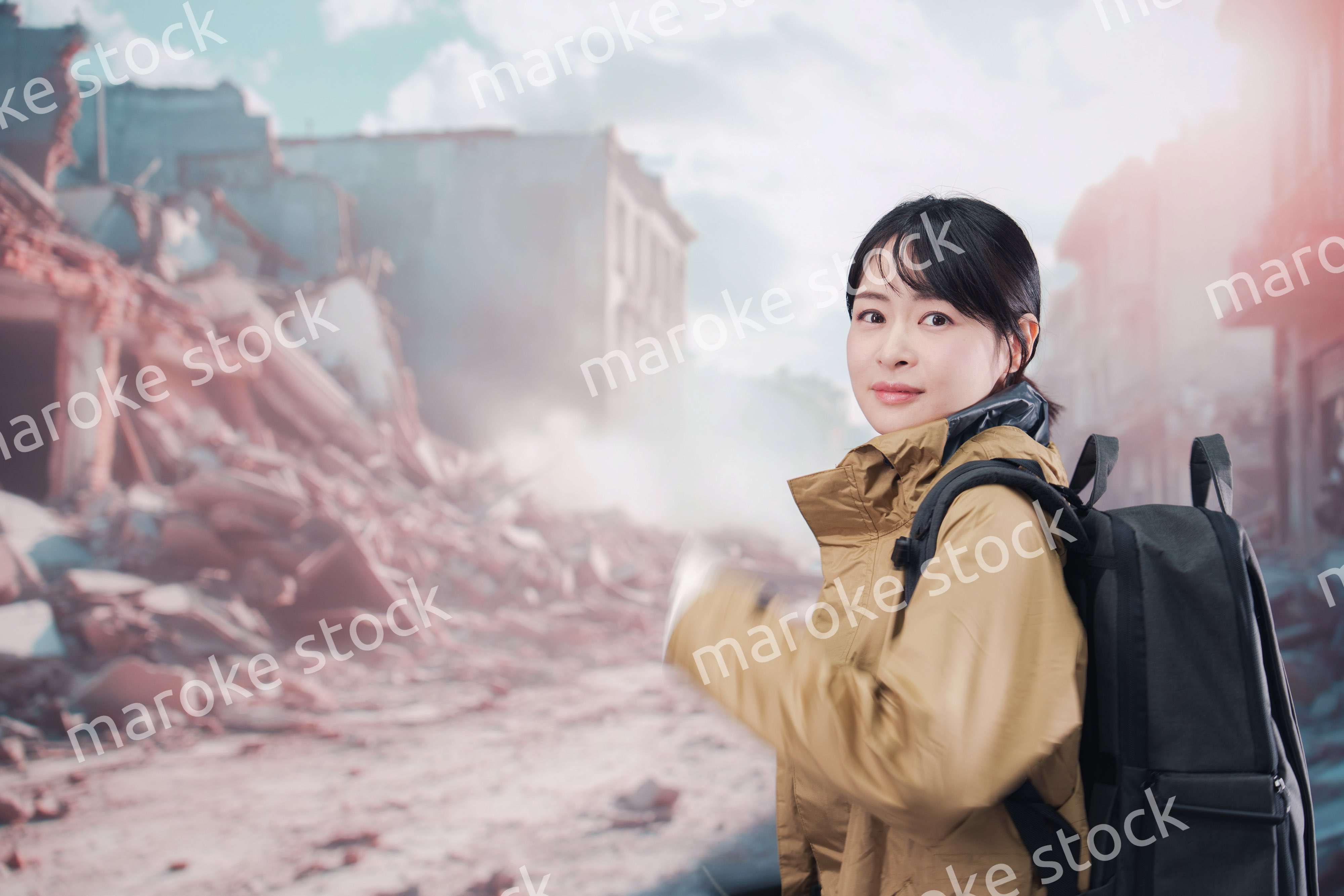 地震で建物が倒壊して逃げる女性