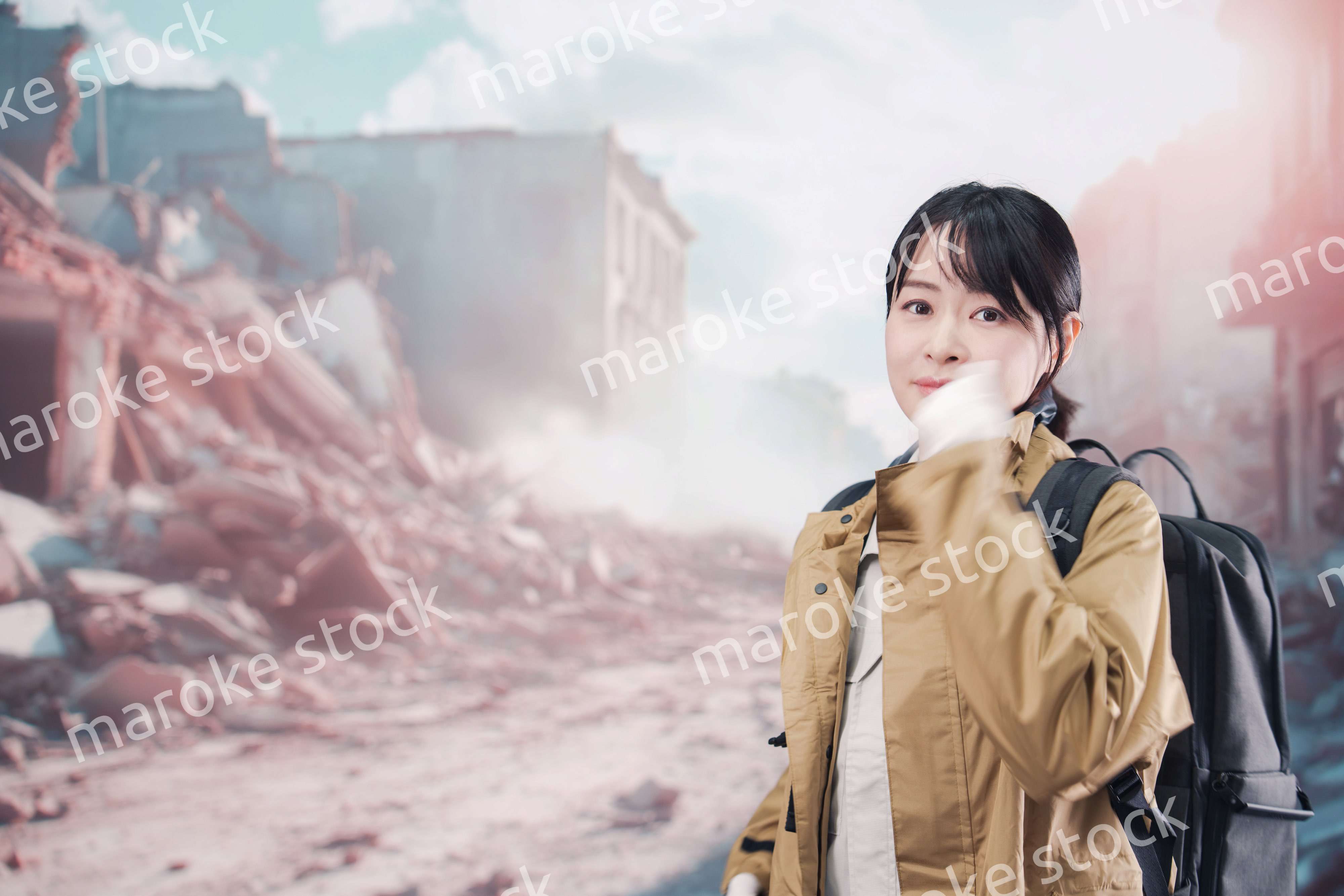 地震で建物が倒壊して逃げる女性