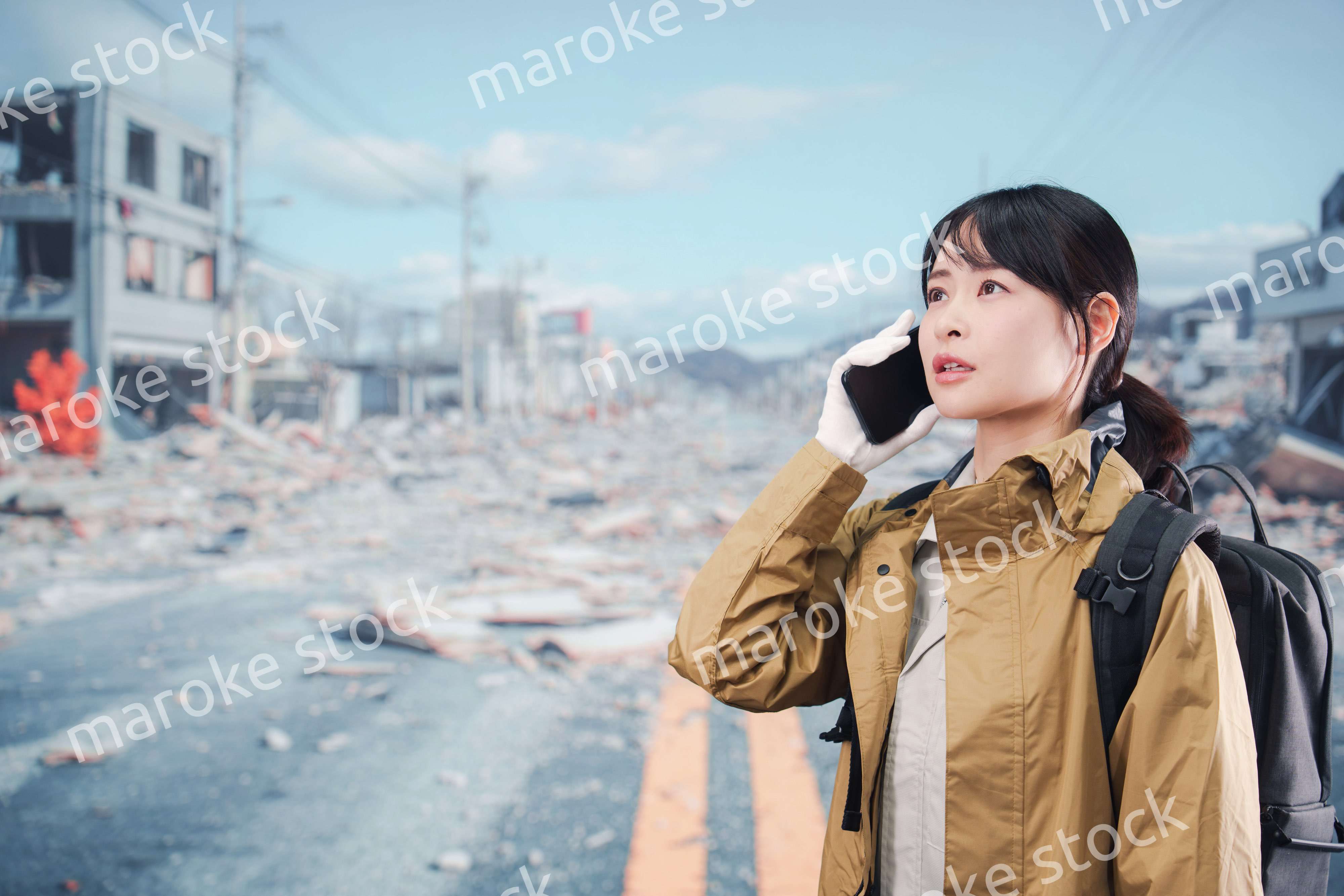 災害で被災し避難をする女性