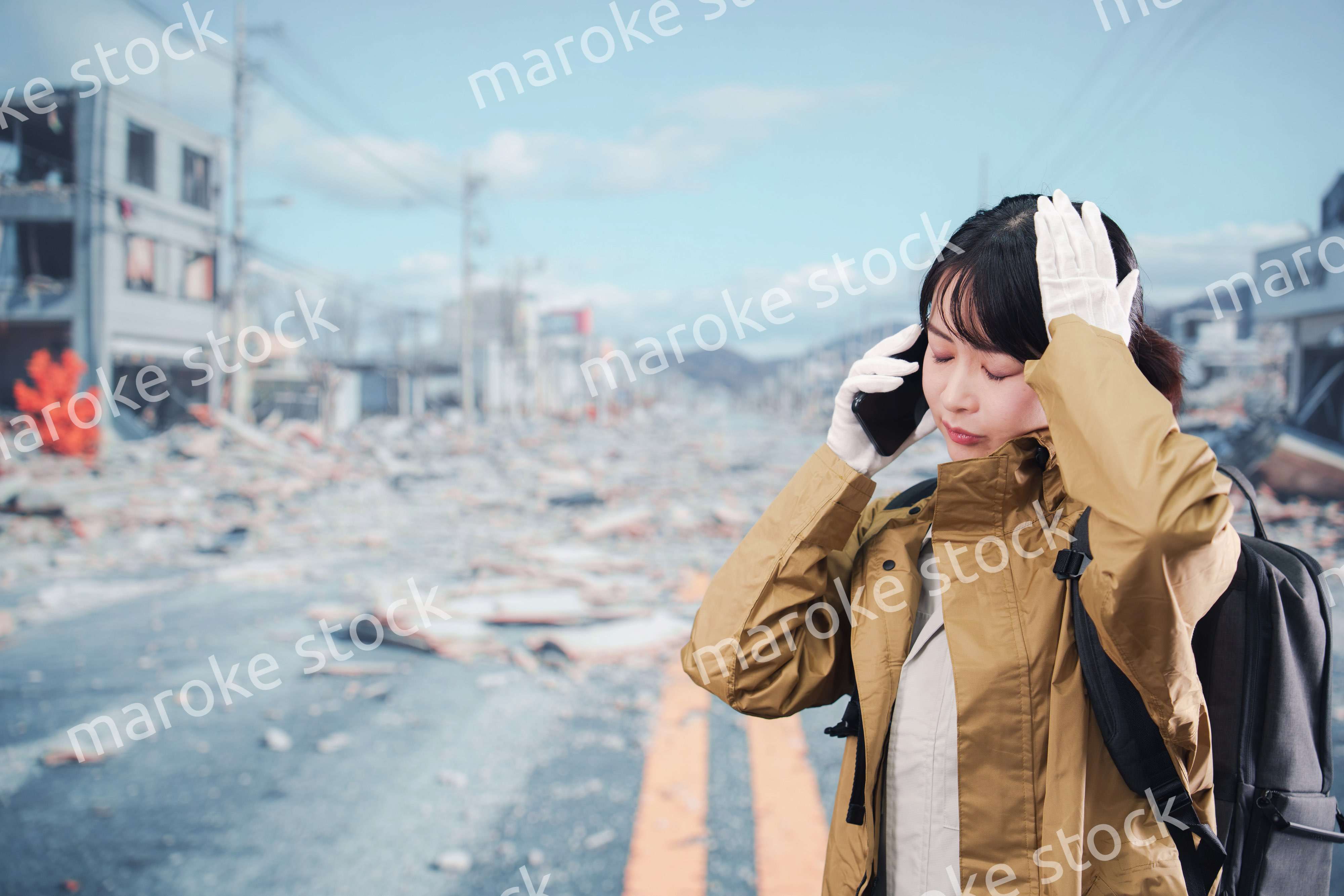 災害で被災し避難をする女性