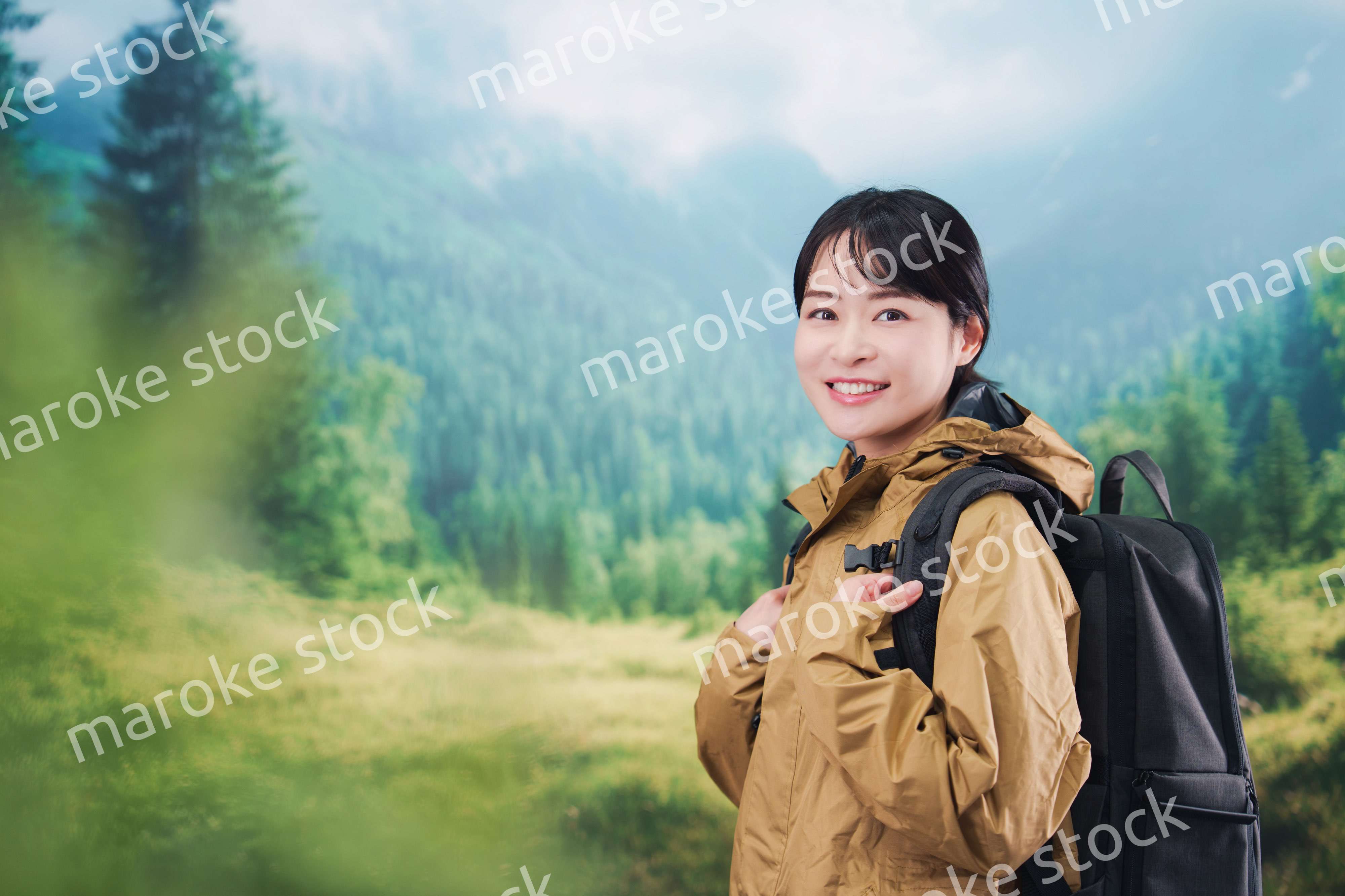 山登りを楽しむ若い女性