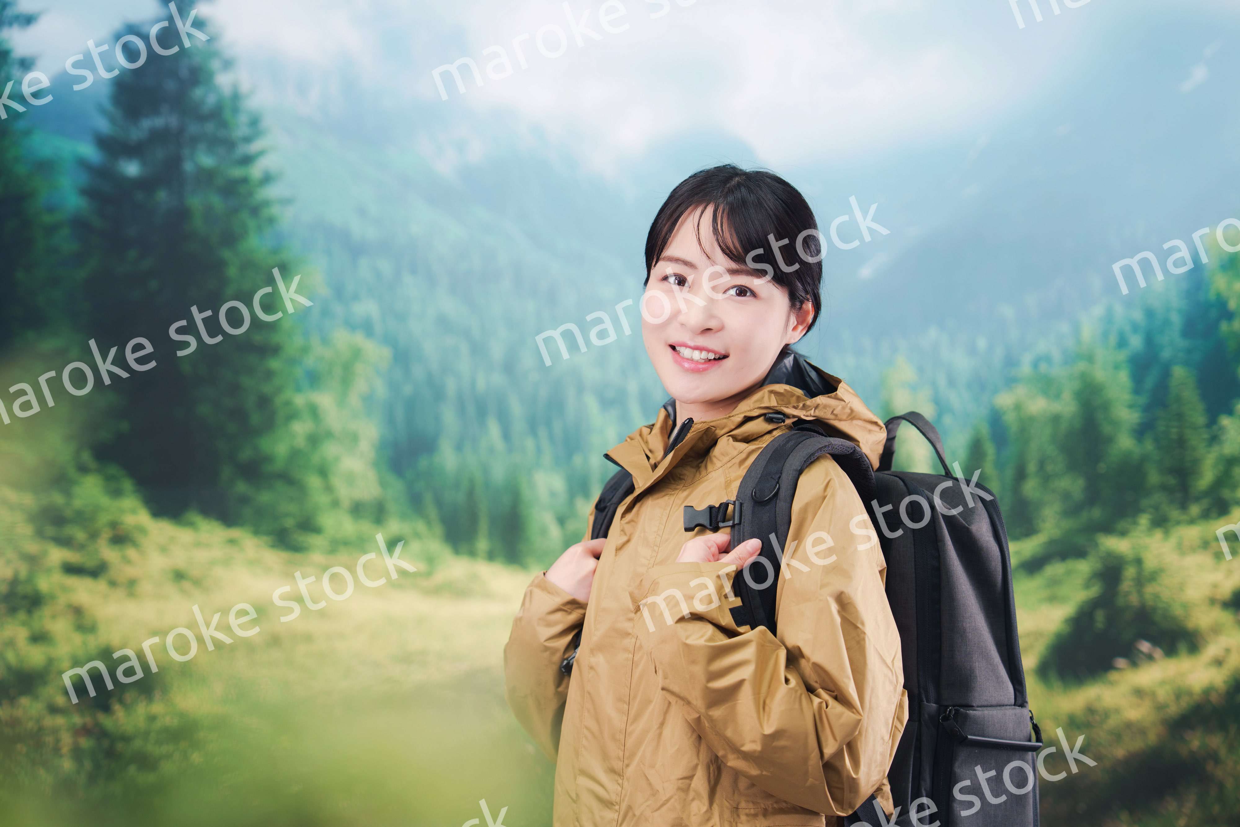 山登りを楽しむ若い女性