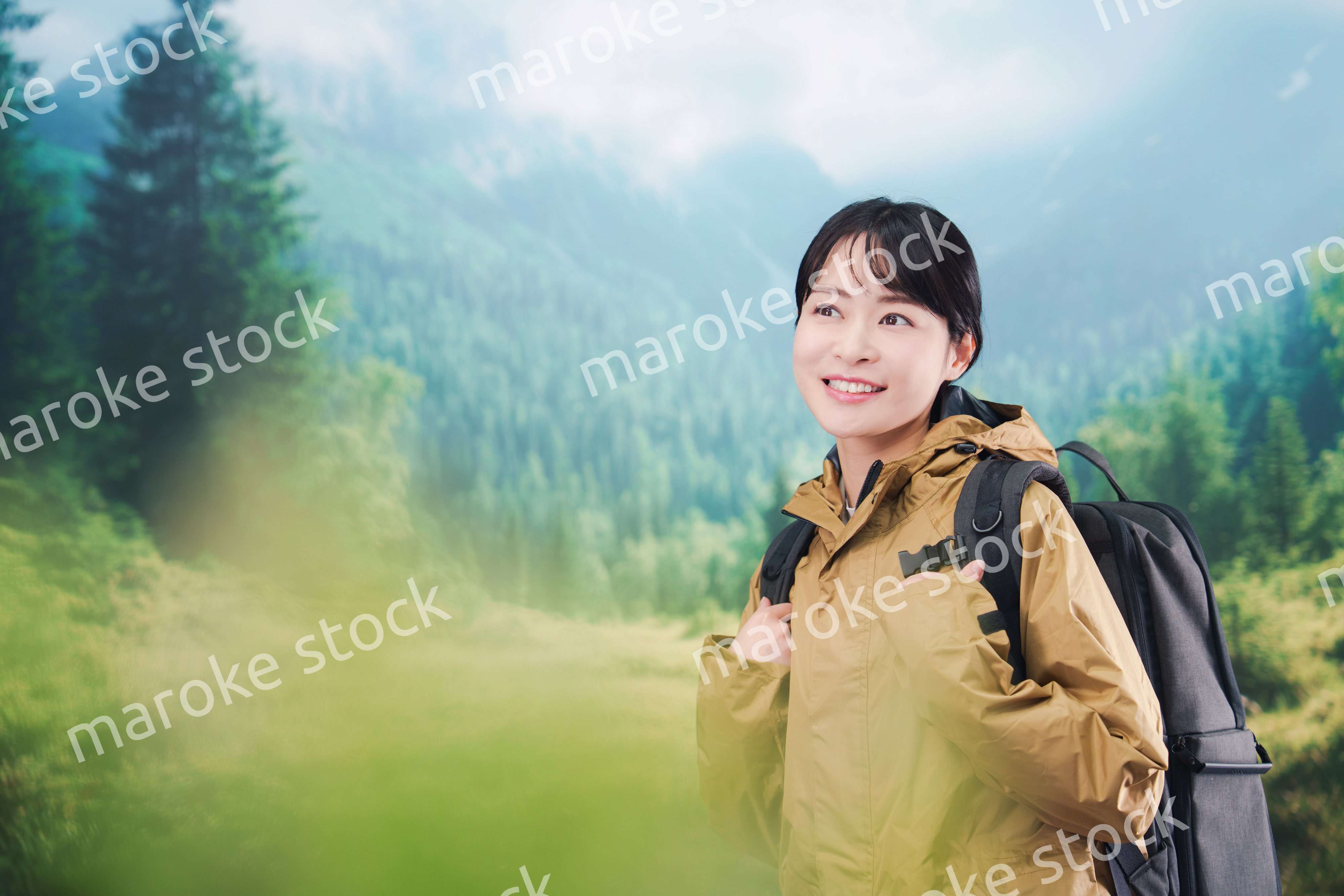 山登りを楽しむ若い女性