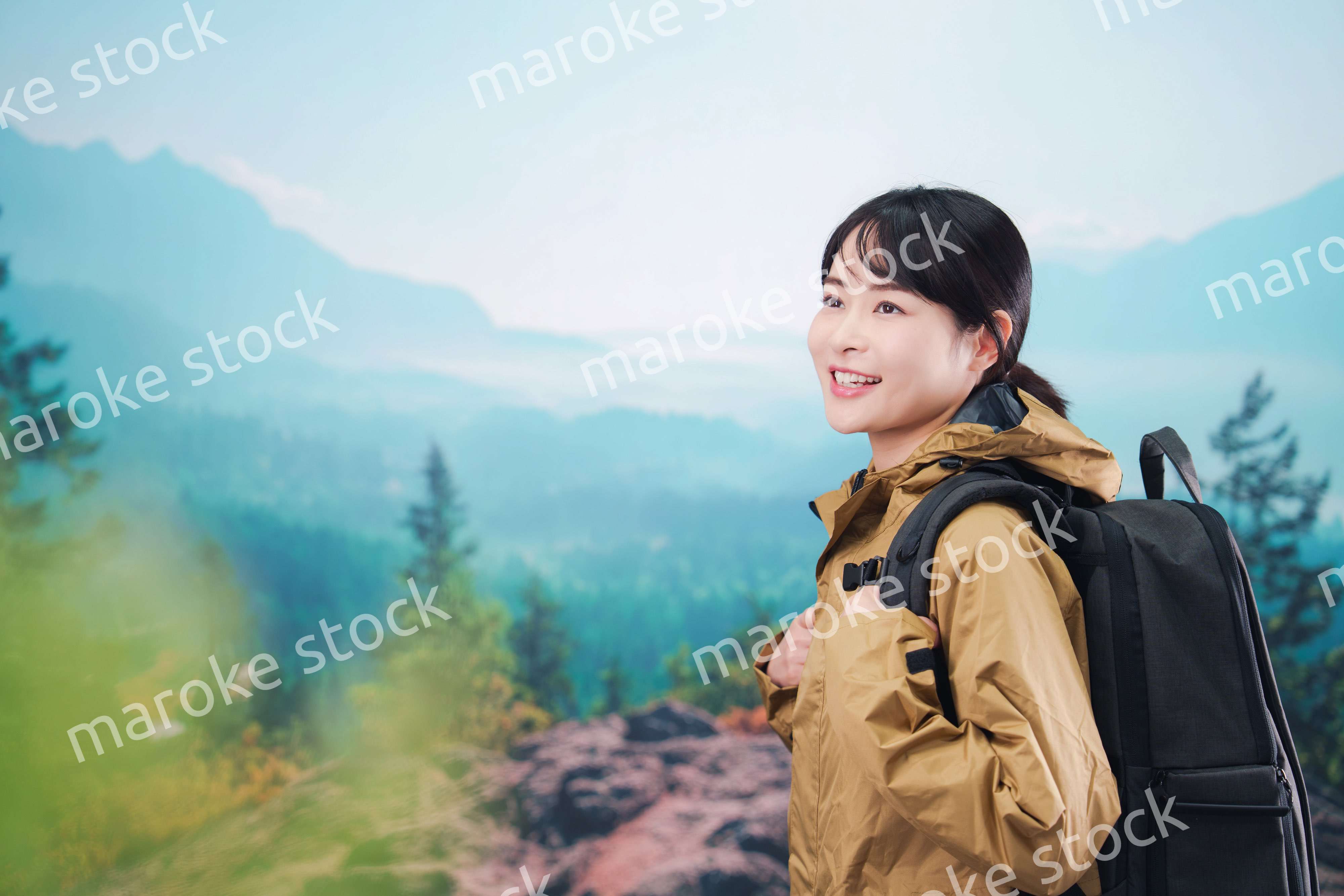 山登りを楽しむ若い女性