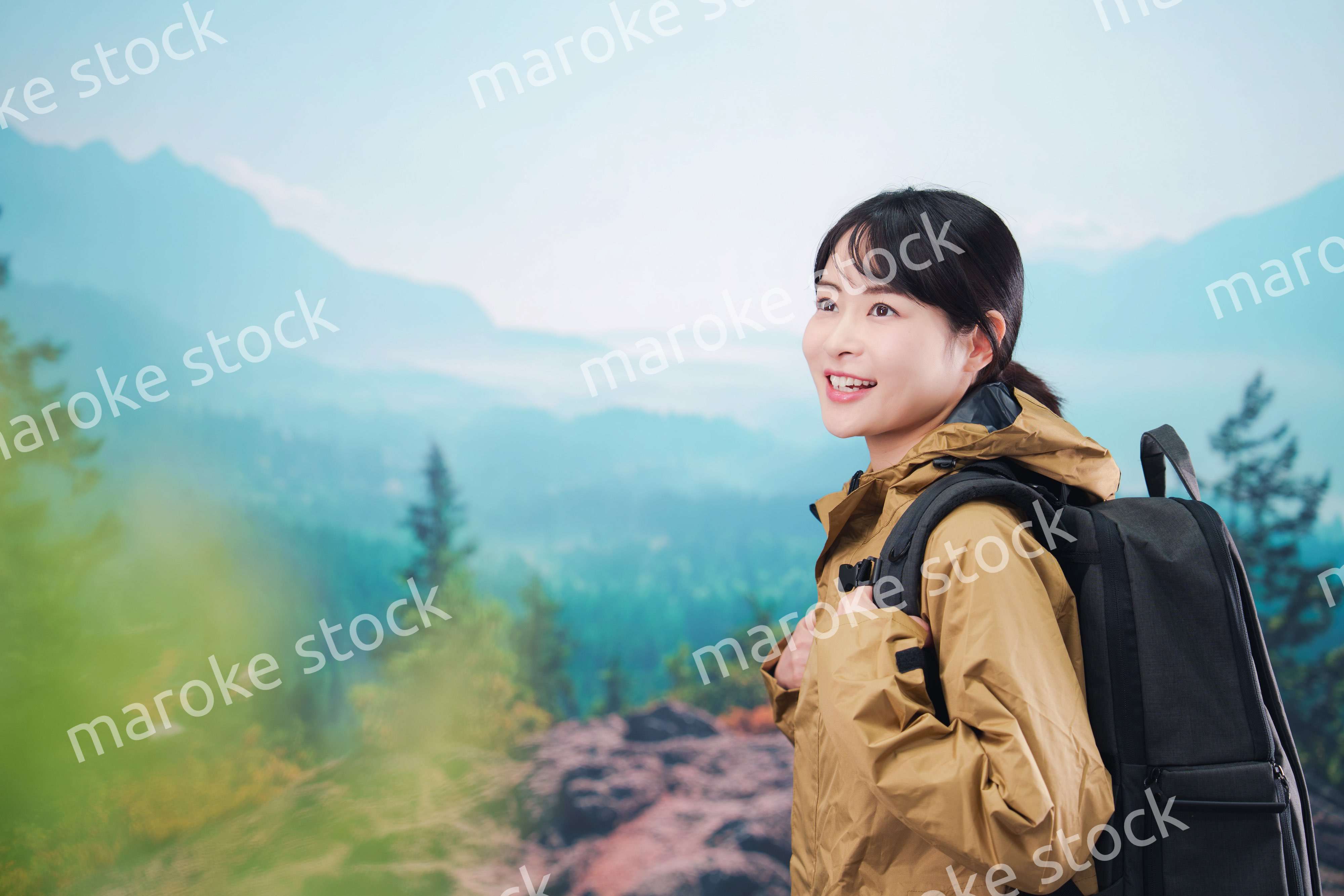 山登りを楽しむ若い女性