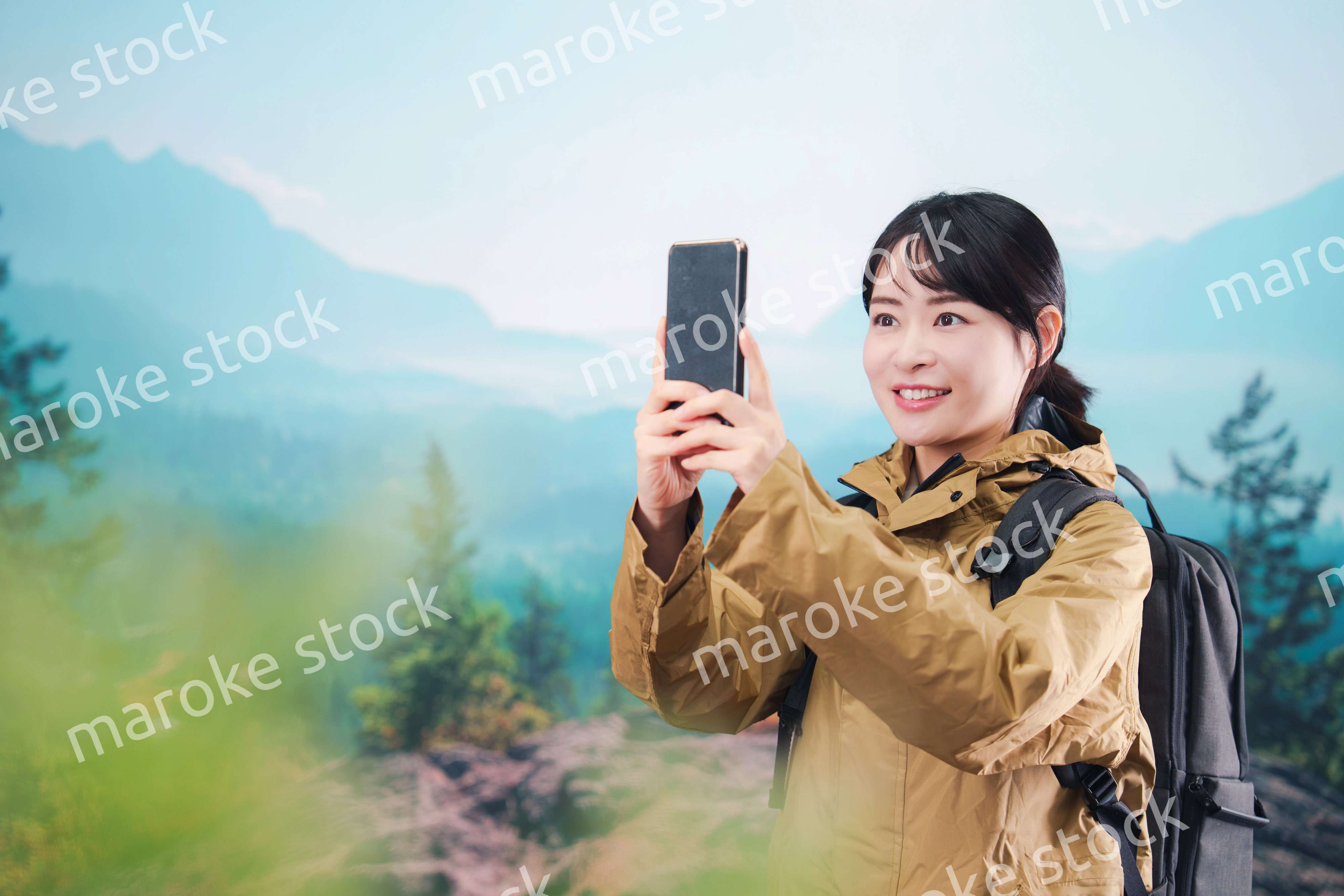 山登りを楽しむ若い女性