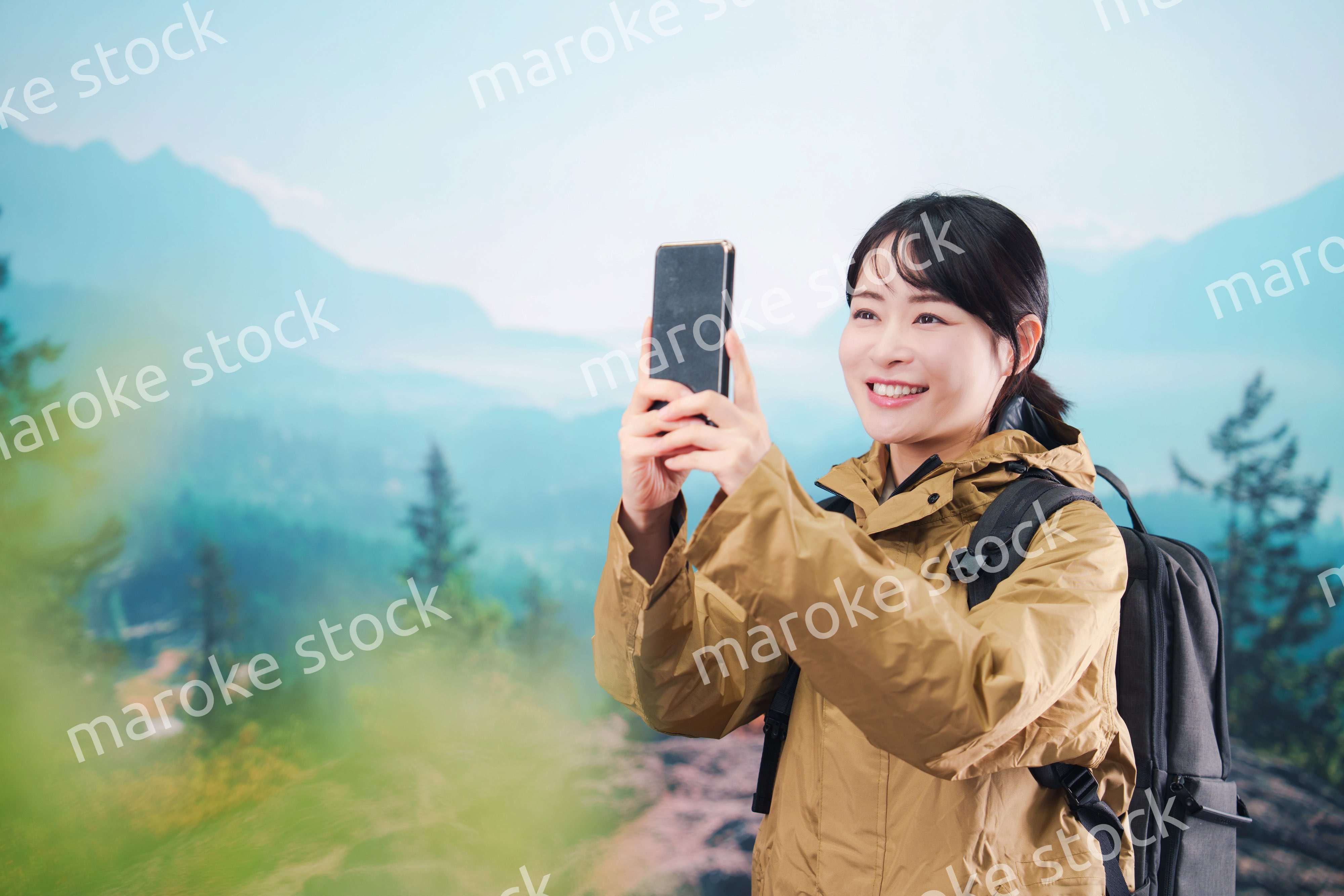 山登りを楽しむ若い女性