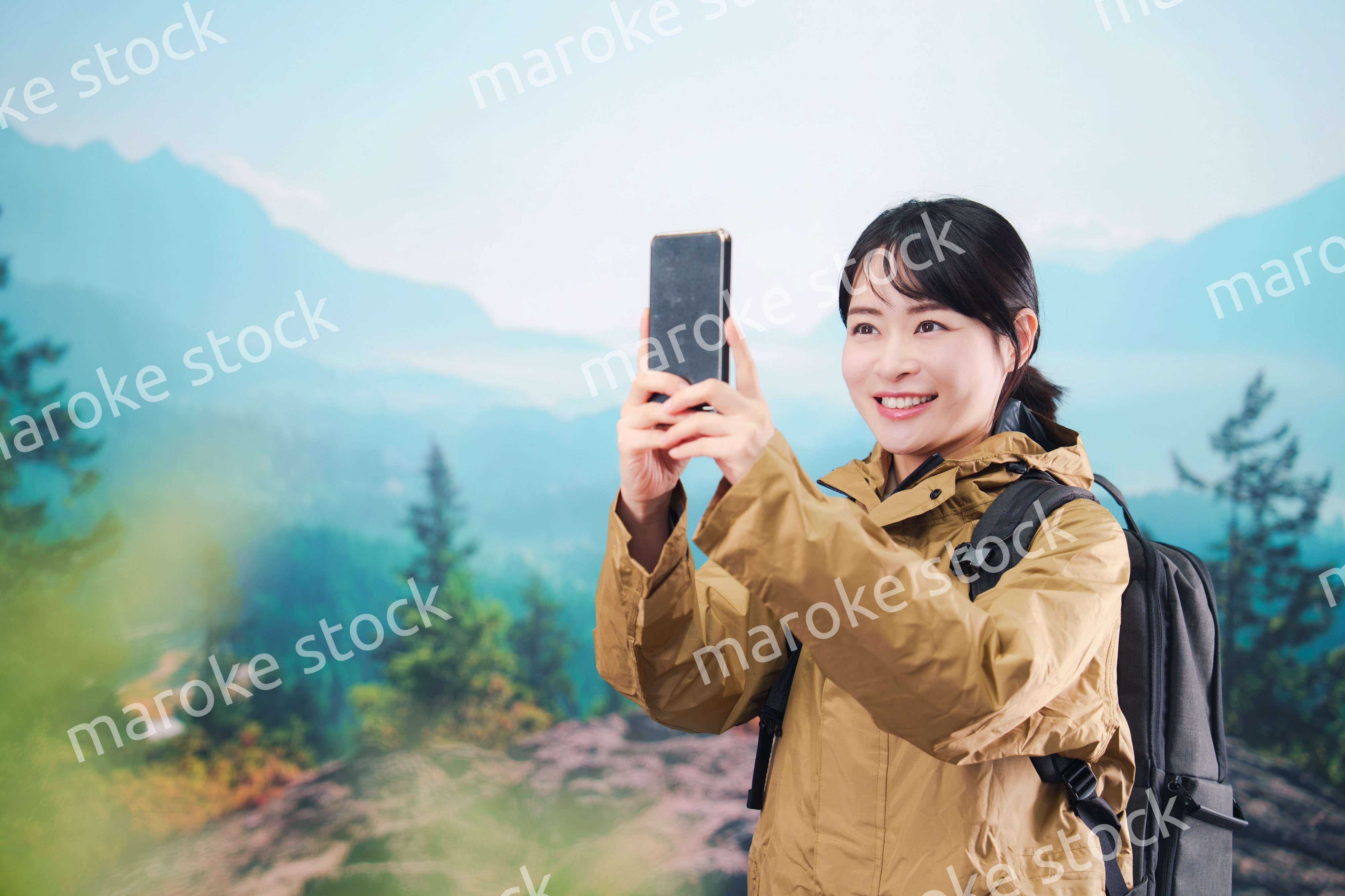 山登りを楽しむ若い女性