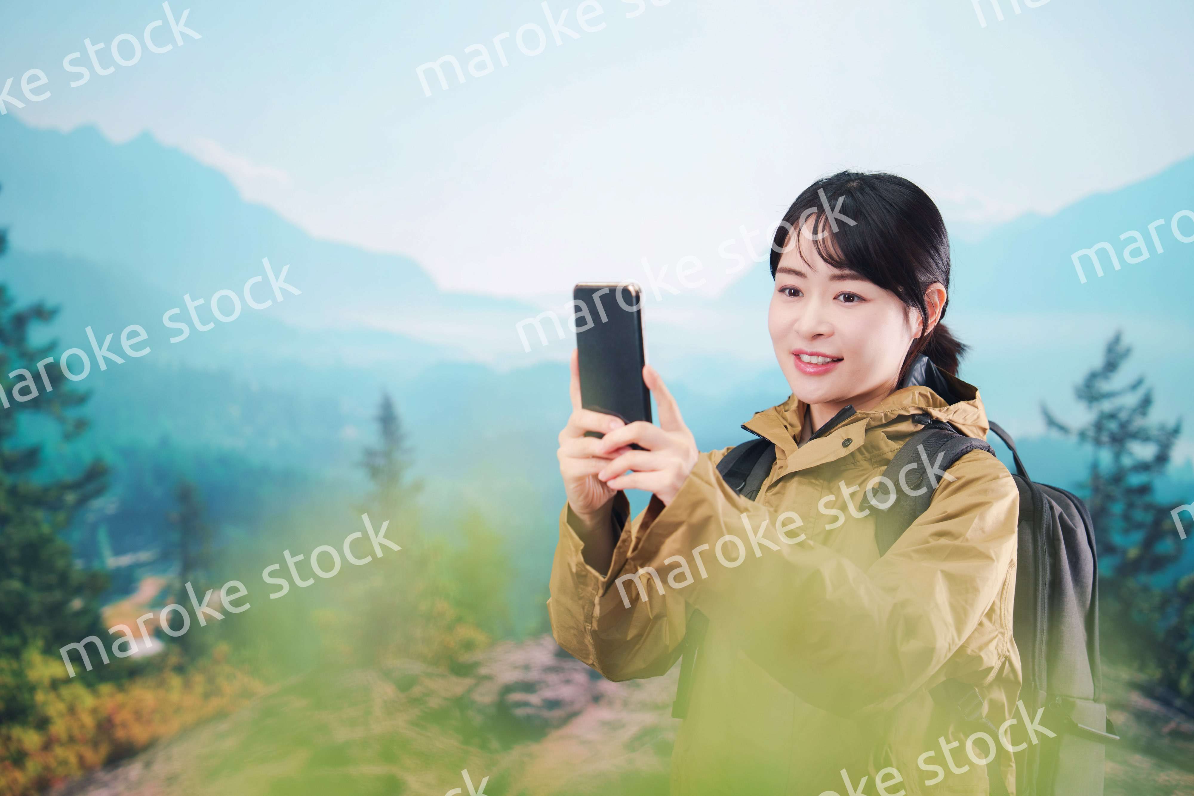 山登りを楽しむ若い女性