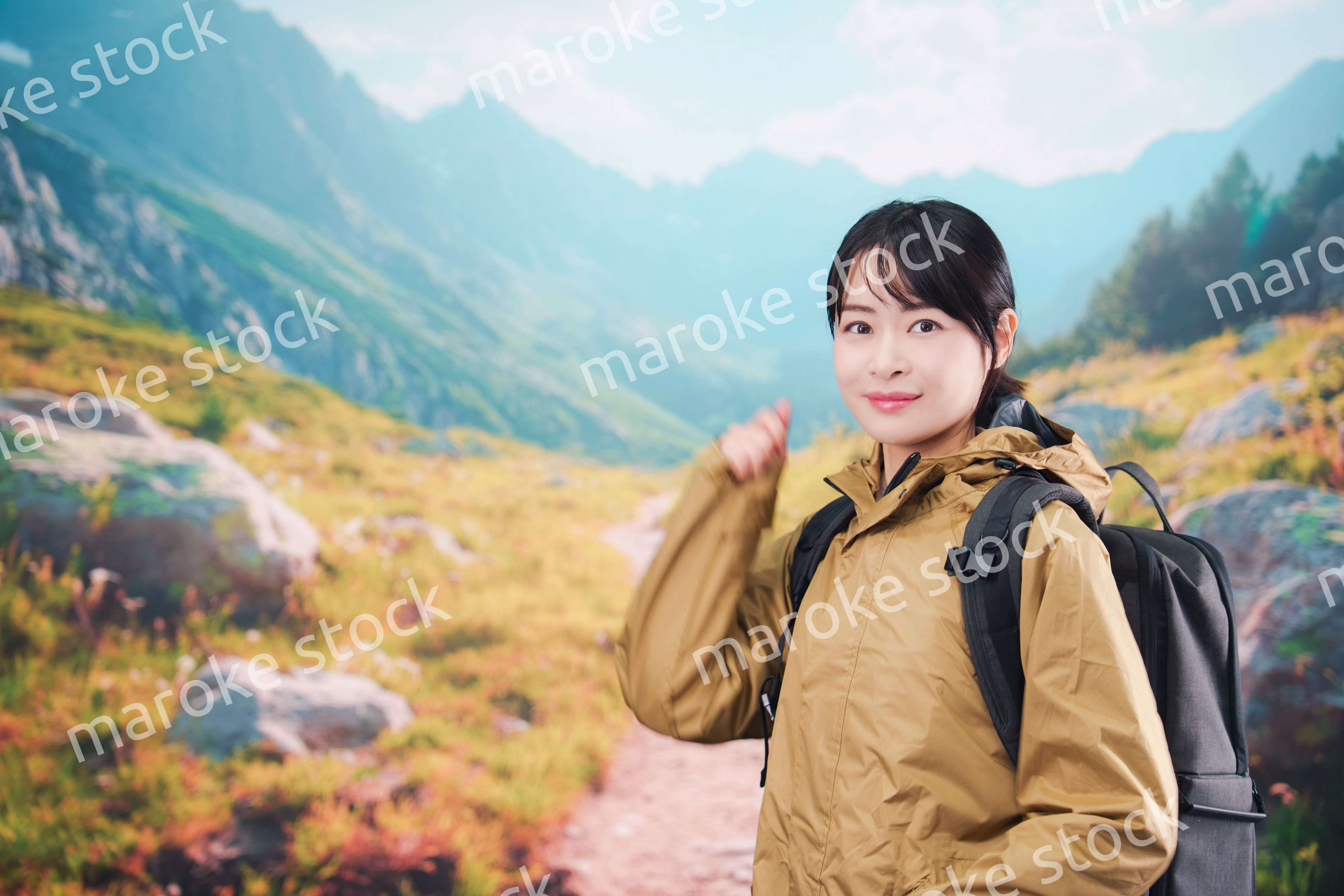 山登りを楽しむ若い女性