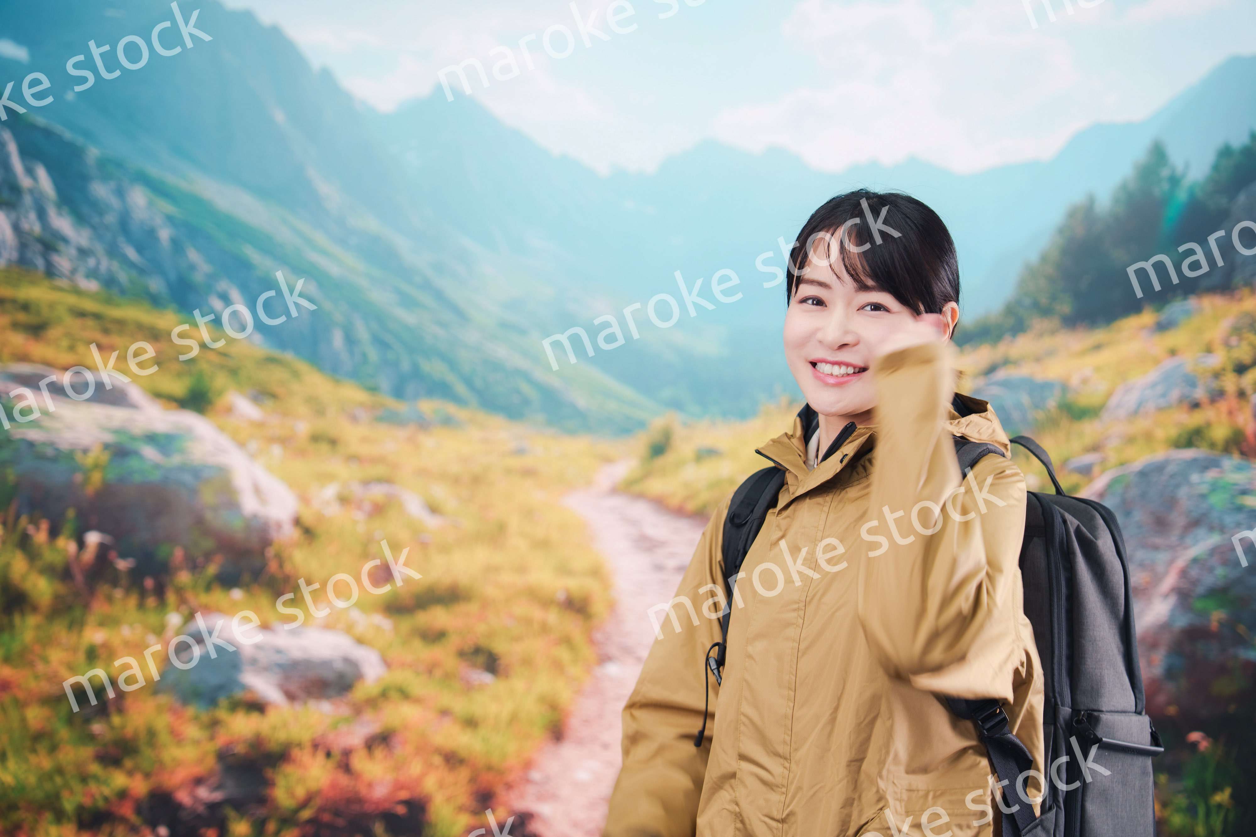 山登りを楽しむ若い女性