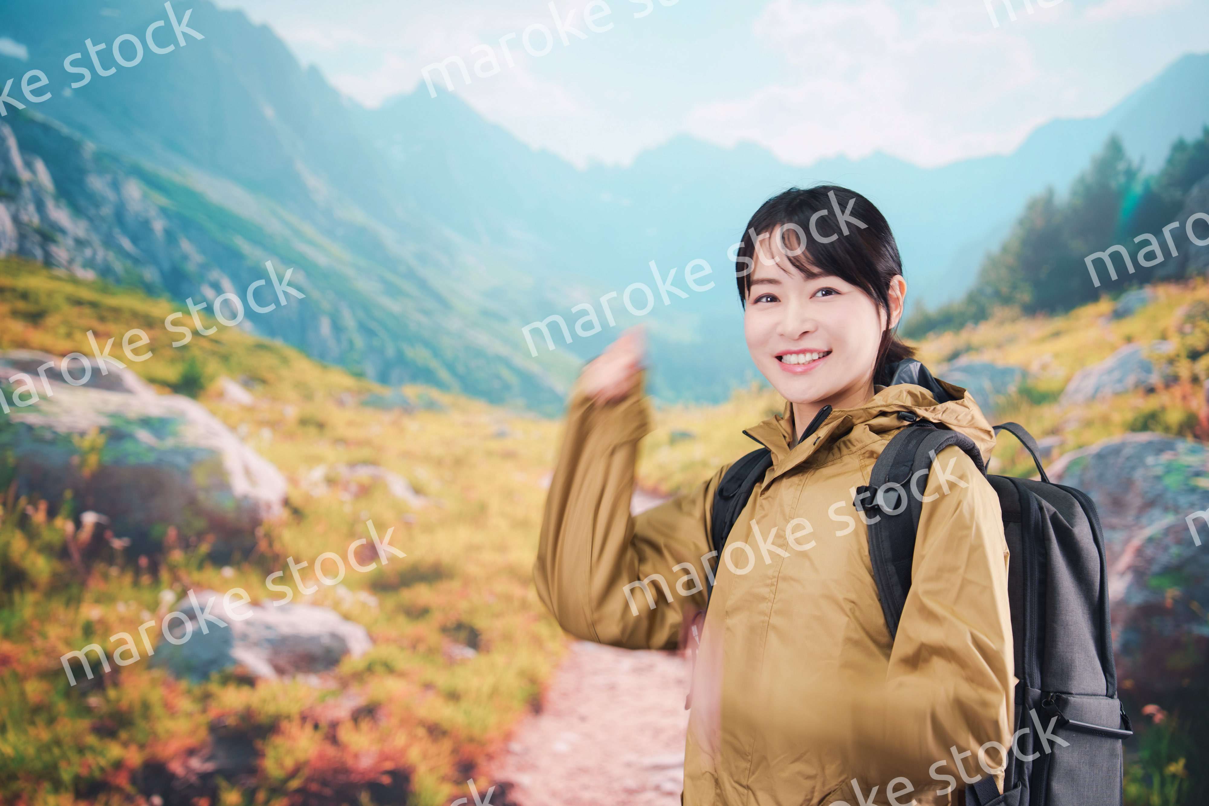 山登りを楽しむ若い女性