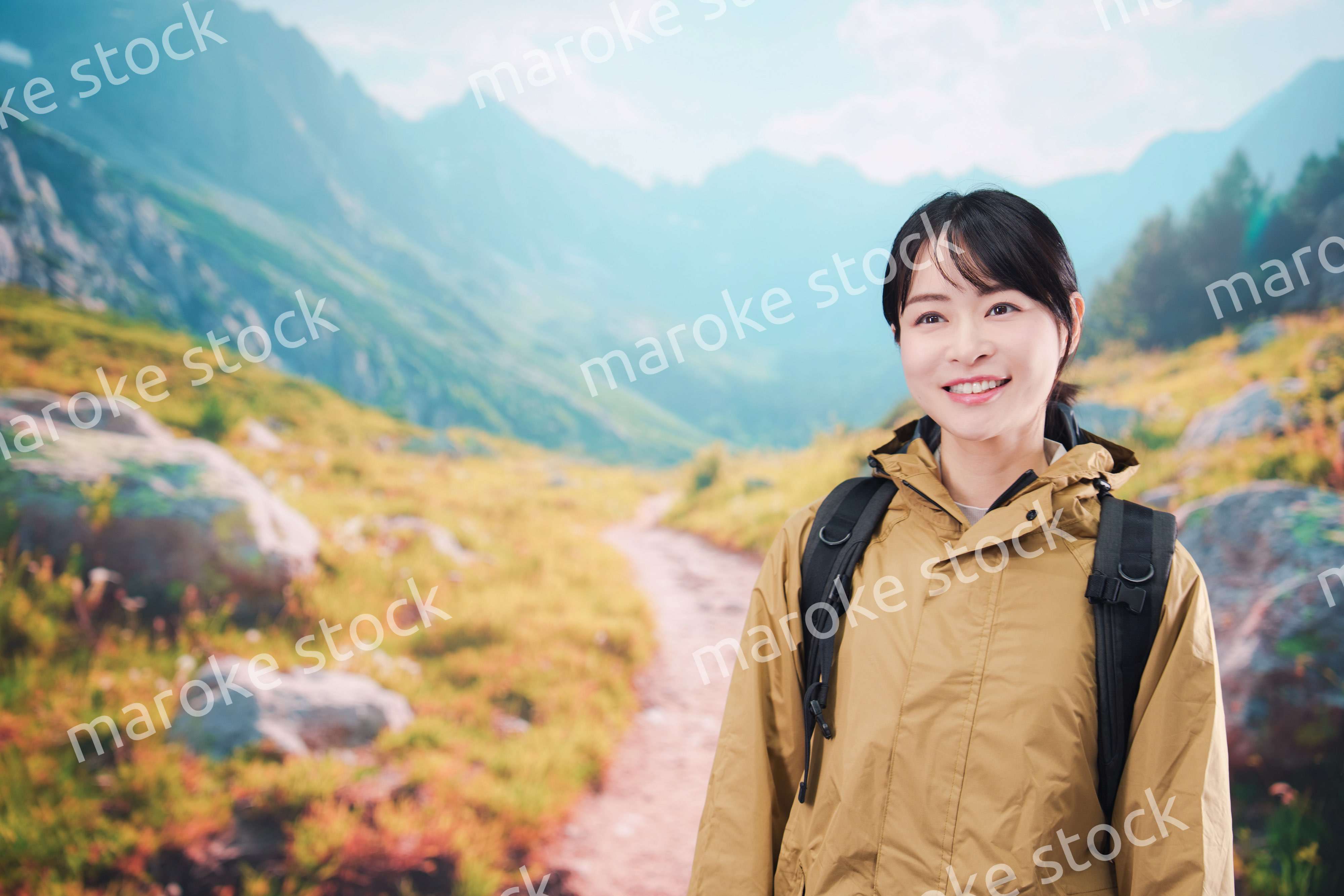 山登りを楽しむ若い女性