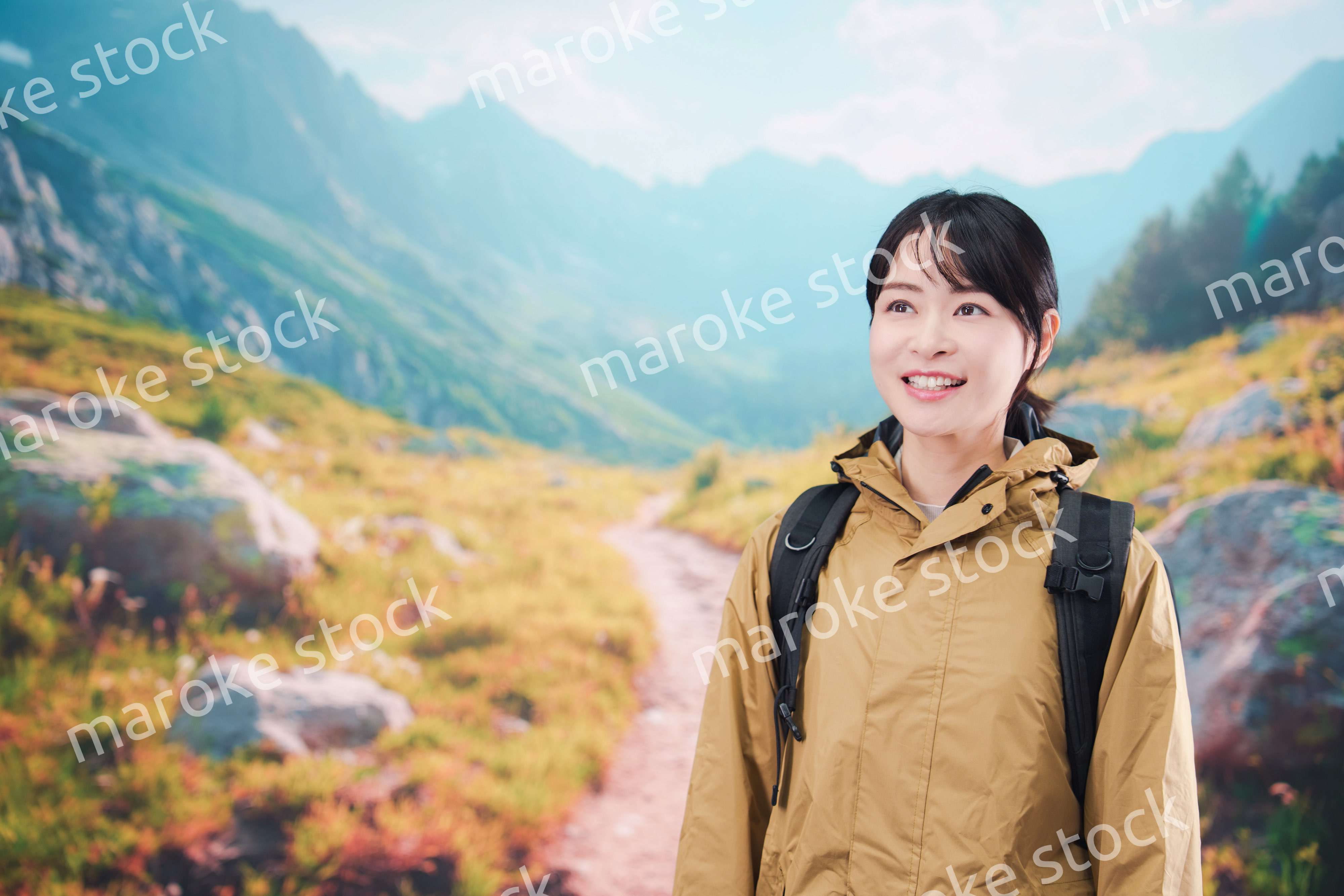 山登りを楽しむ若い女性