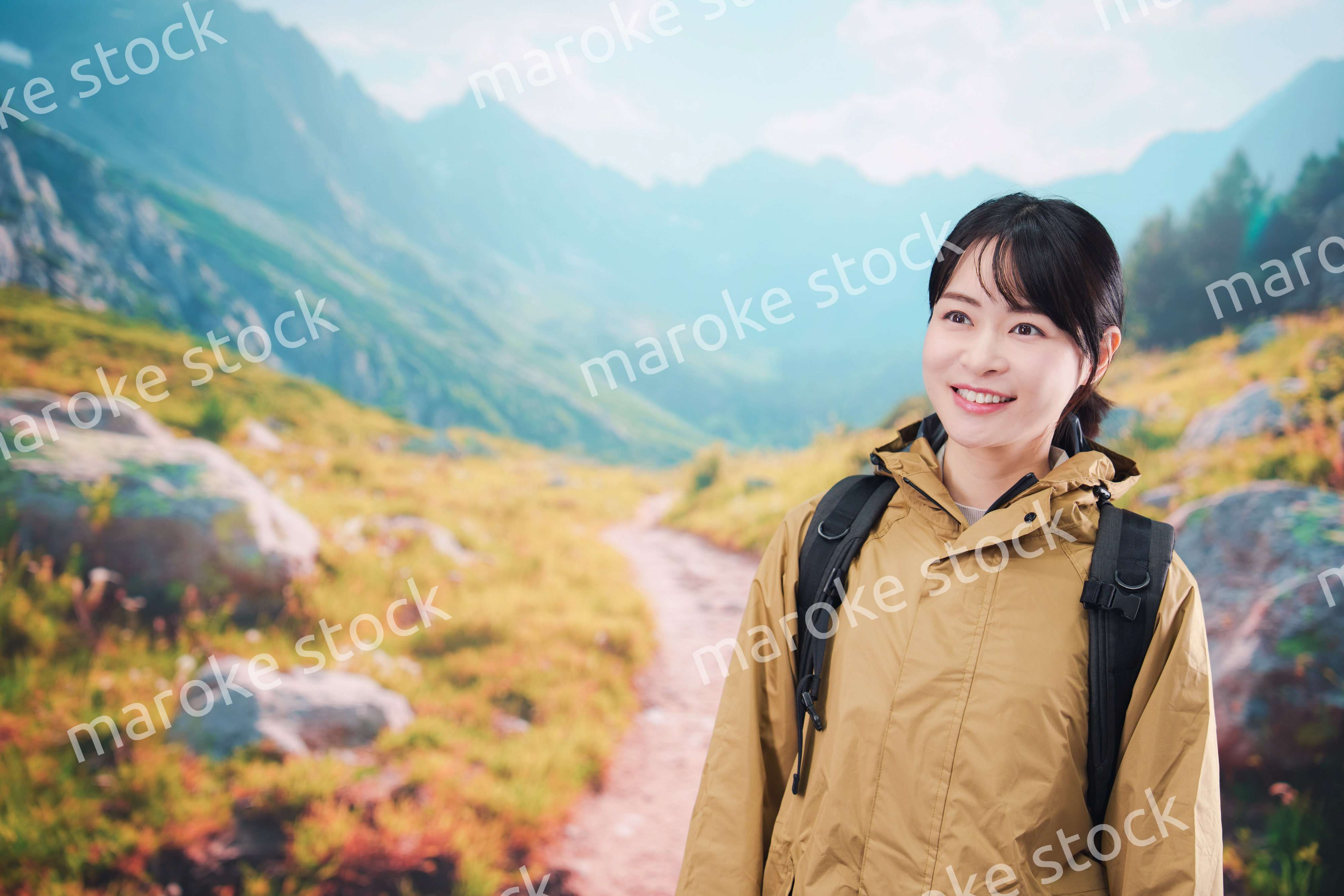 山登りを楽しむ若い女性