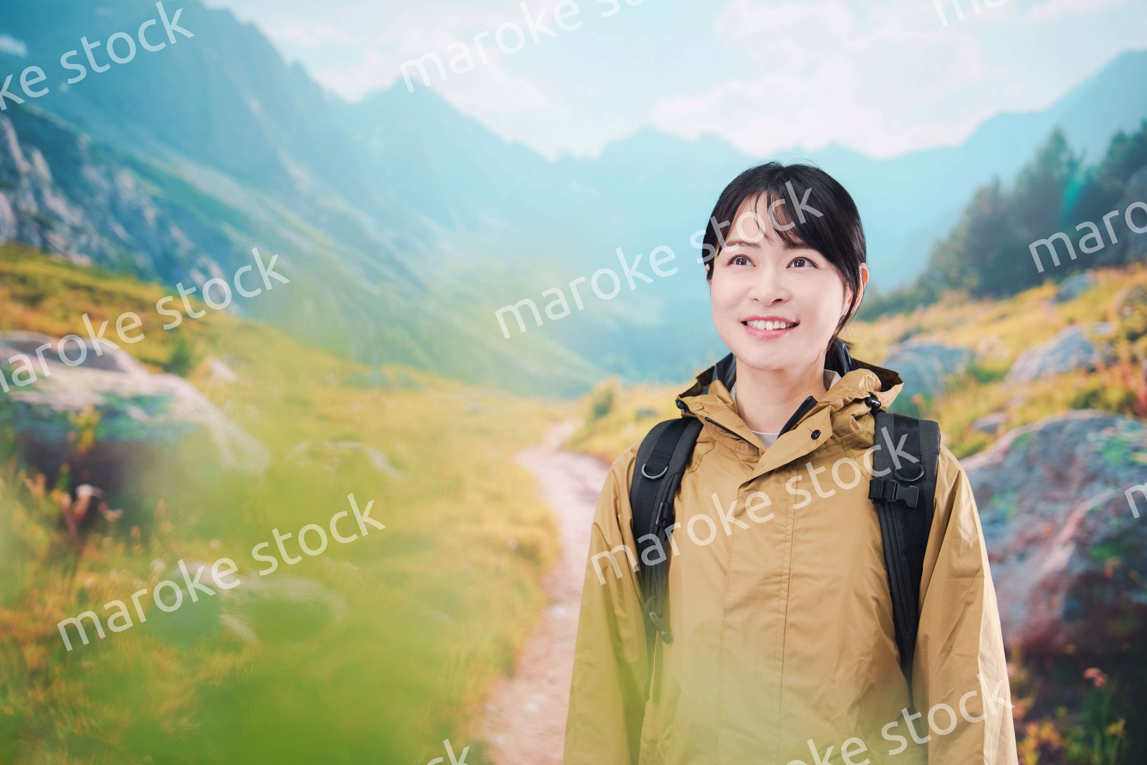 山登りを楽しむ若い女性