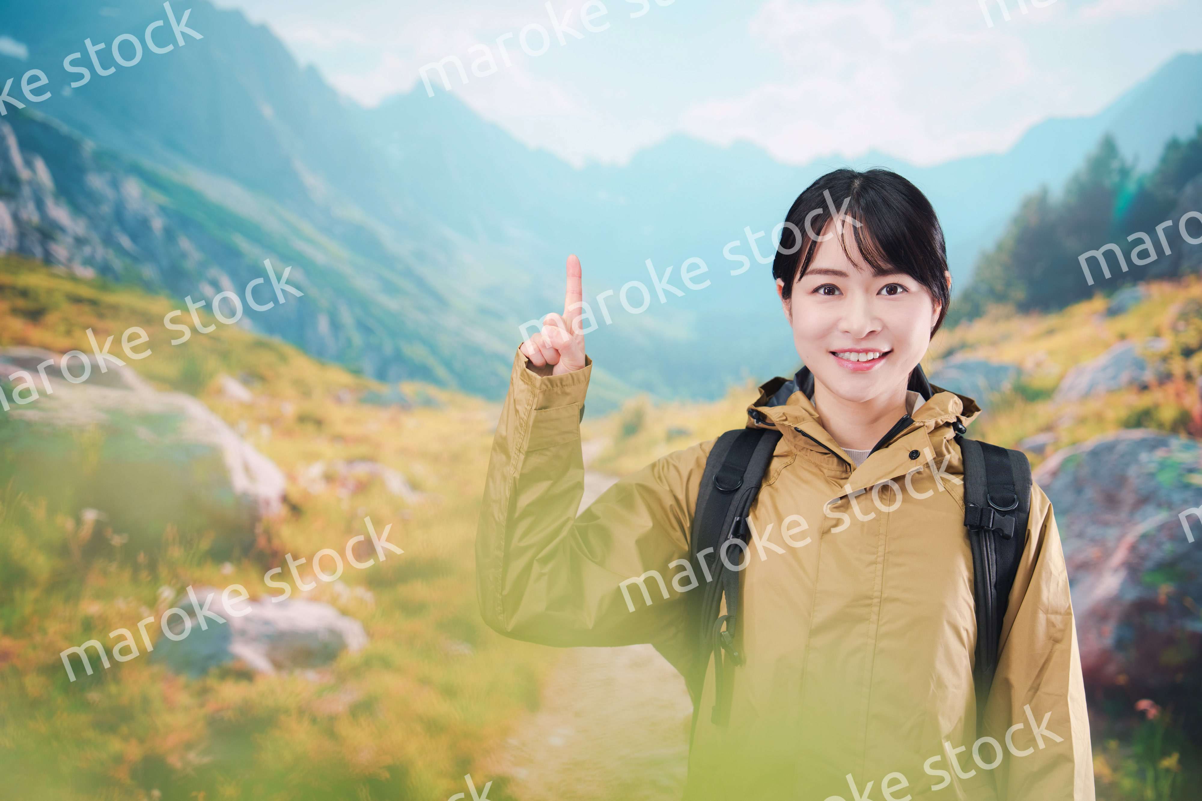 山登りを楽しむ若い女性