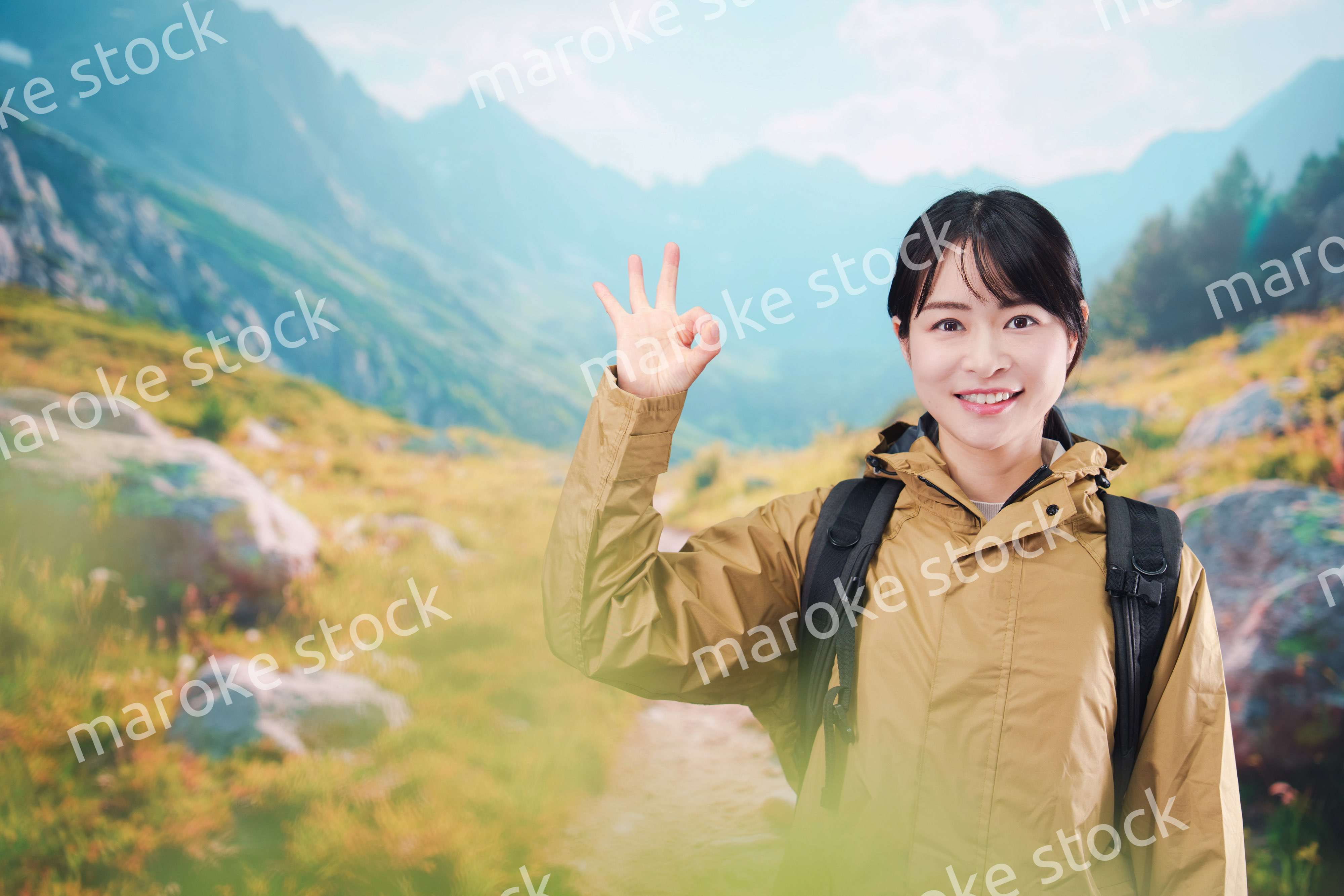 山登りを楽しむ若い女性