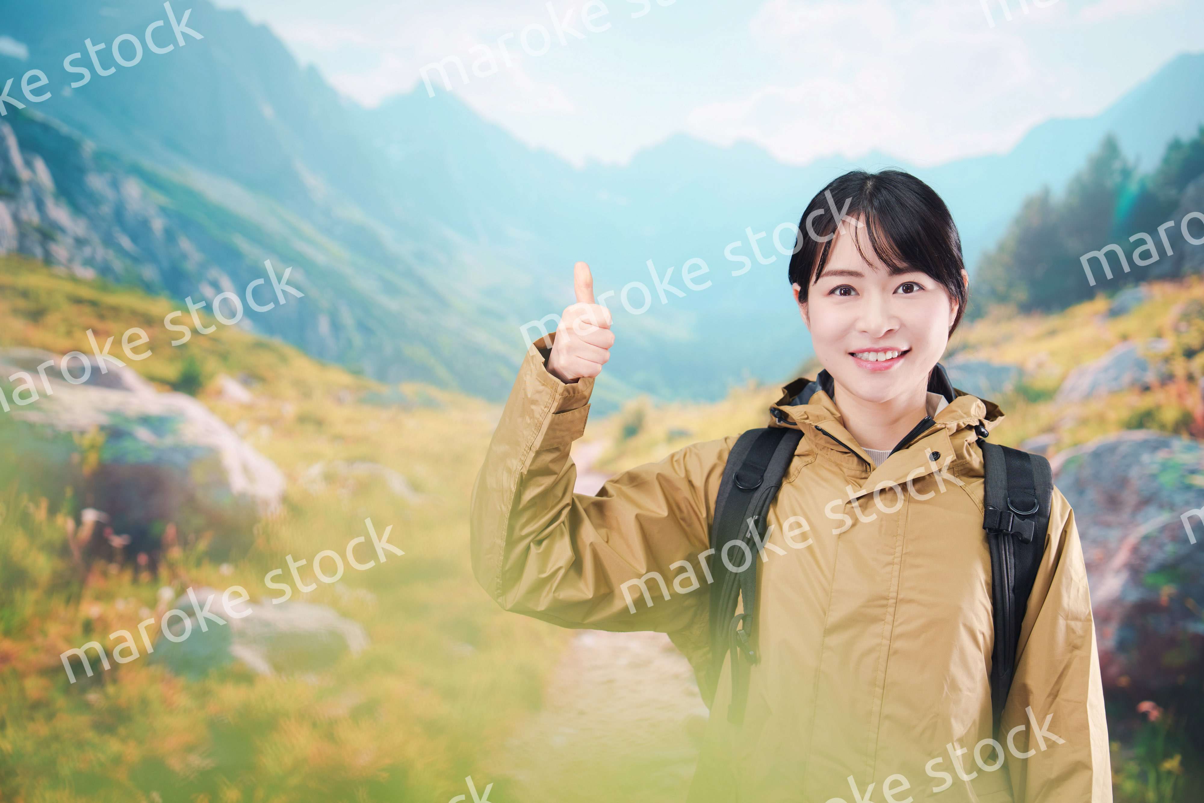 山登りを楽しむ若い女性