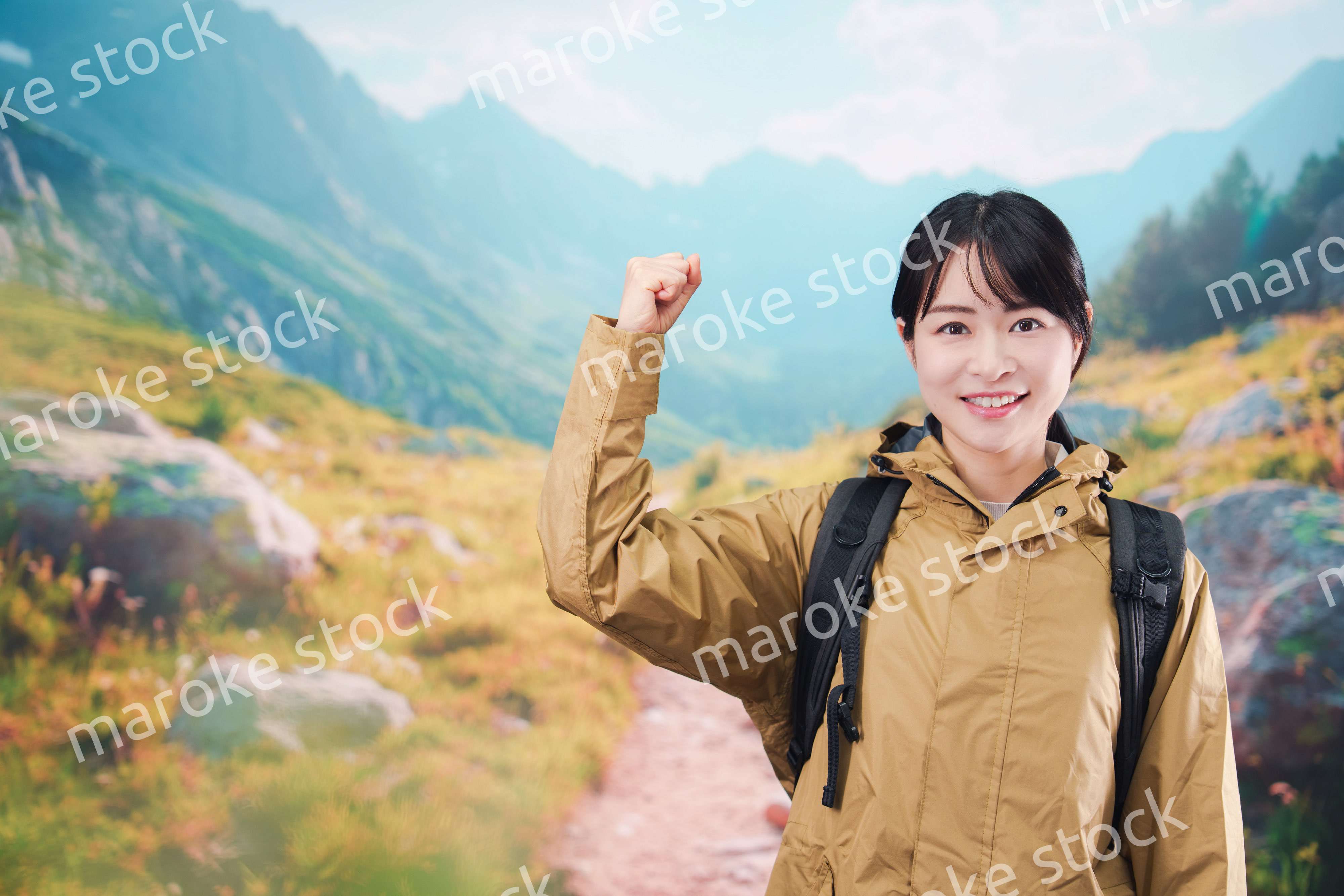 山登りを楽しむ若い女性