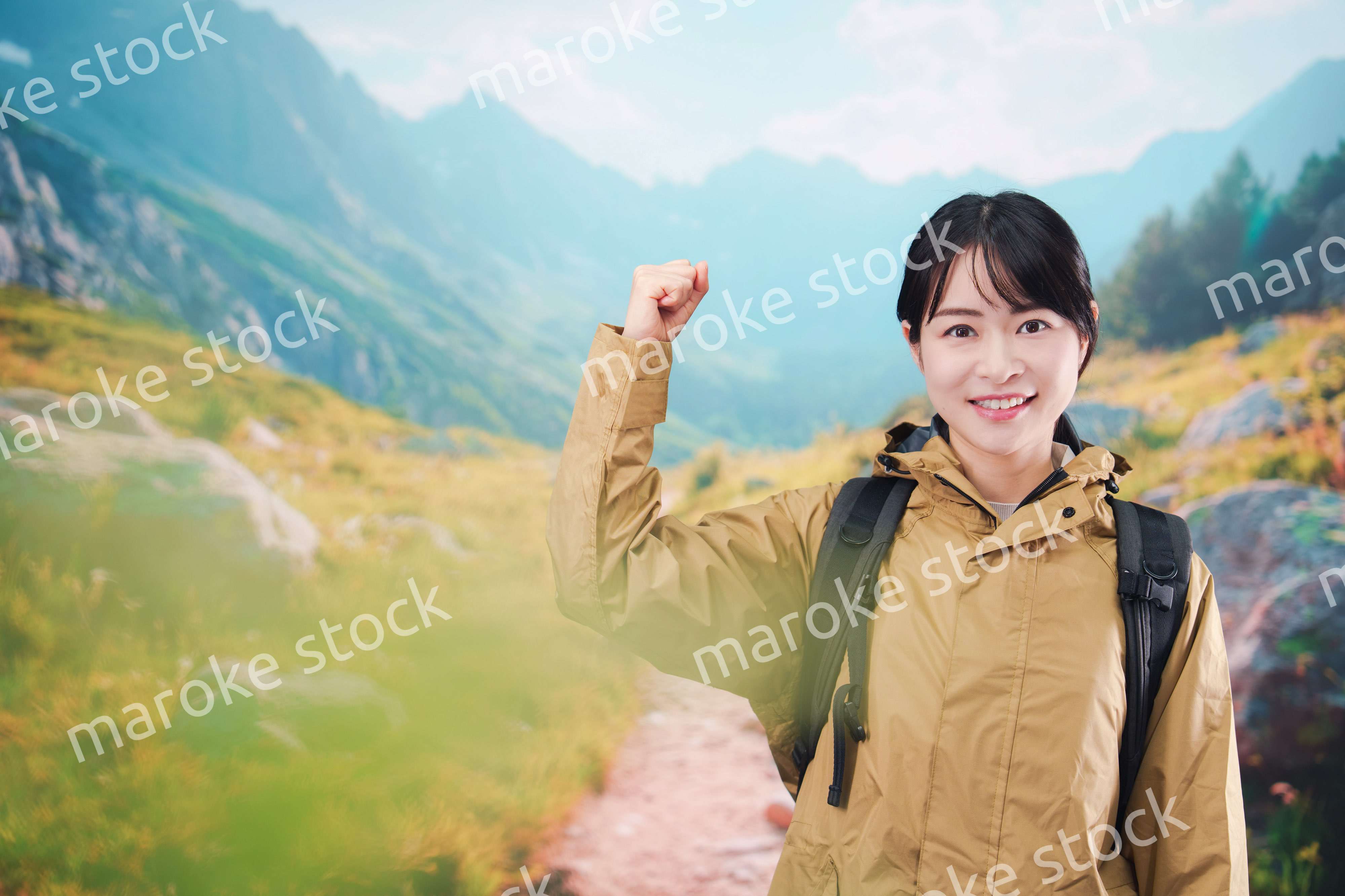 山登りを楽しむ若い女性