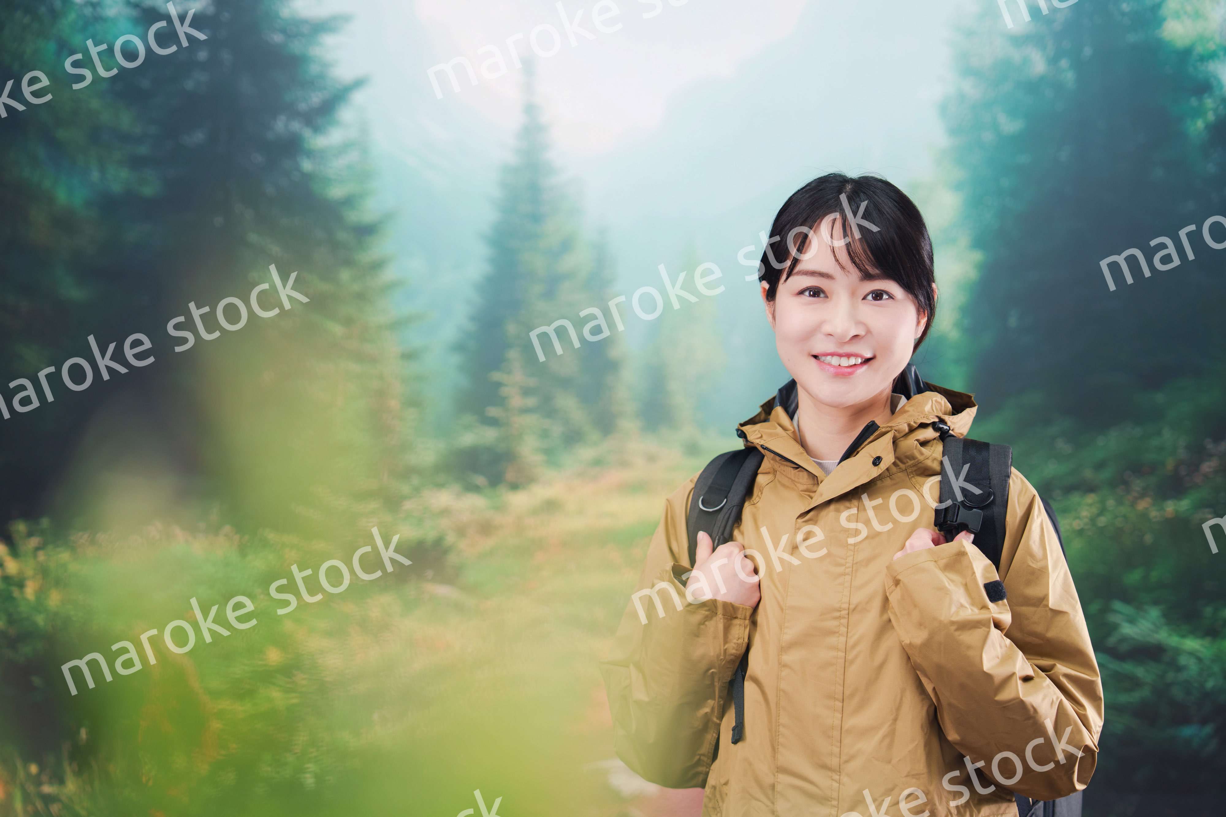 山登りを楽しむ若い女性