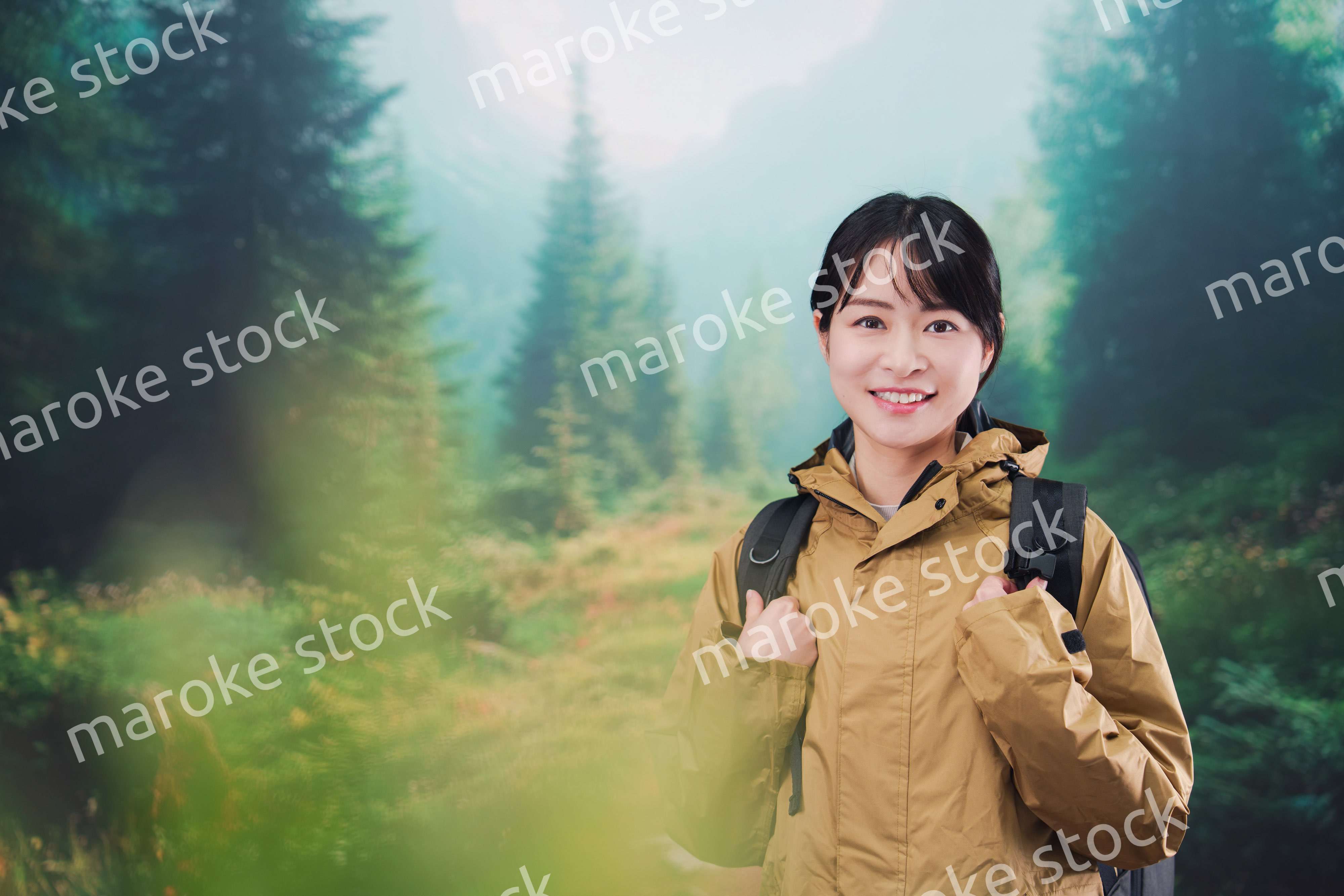 山登りを楽しむ若い女性