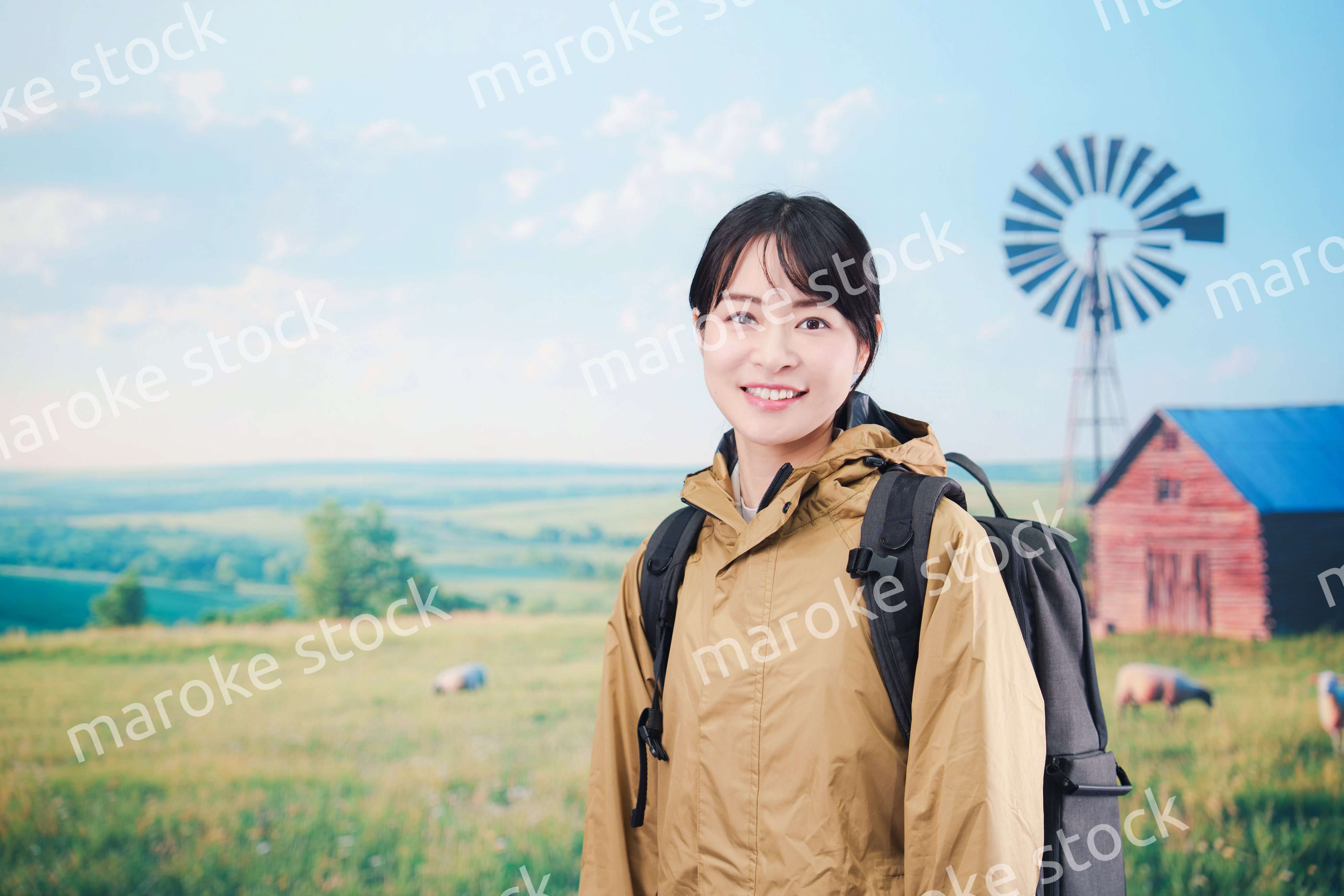 農村部を旅する若い女性