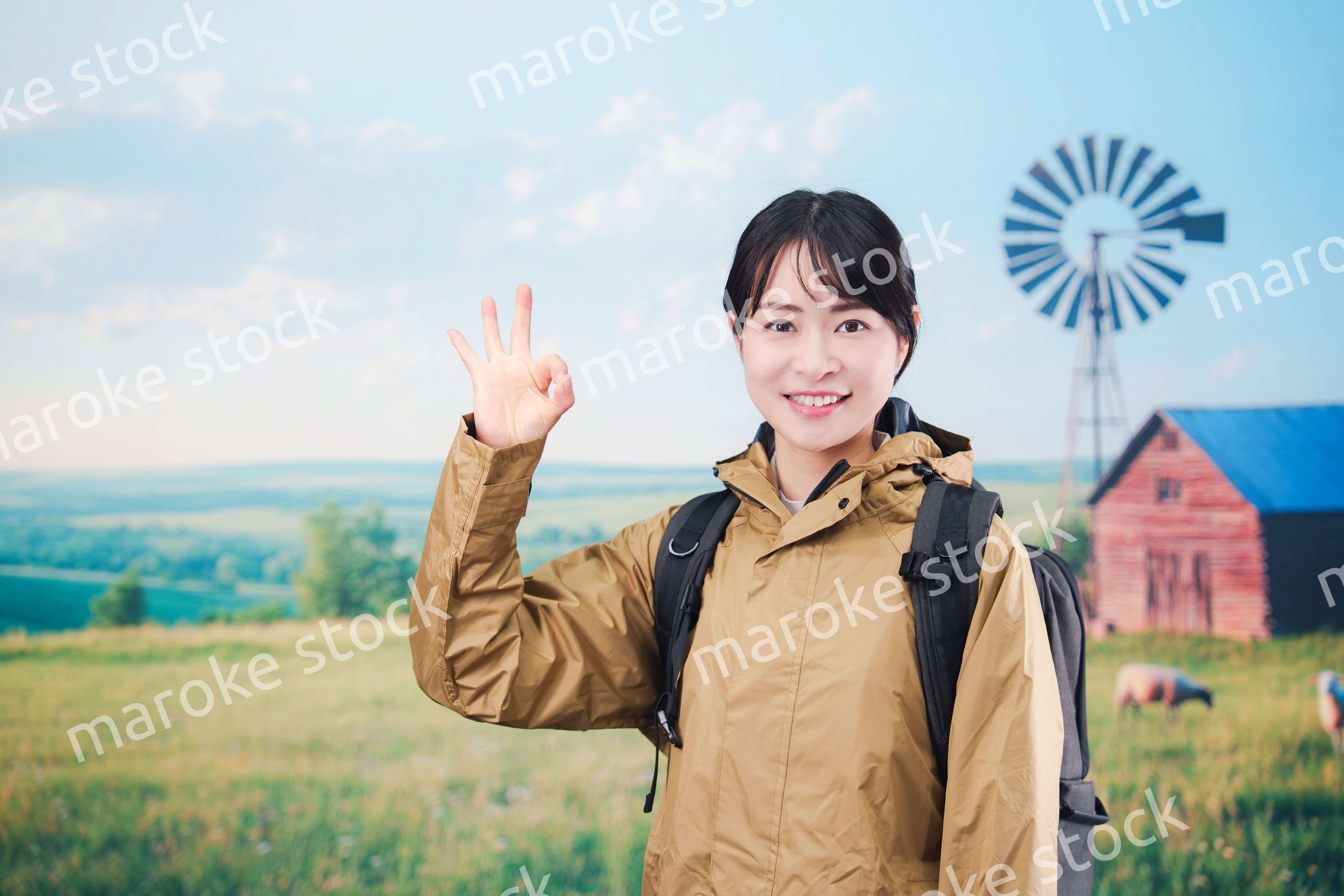 農村部を旅する若い女性