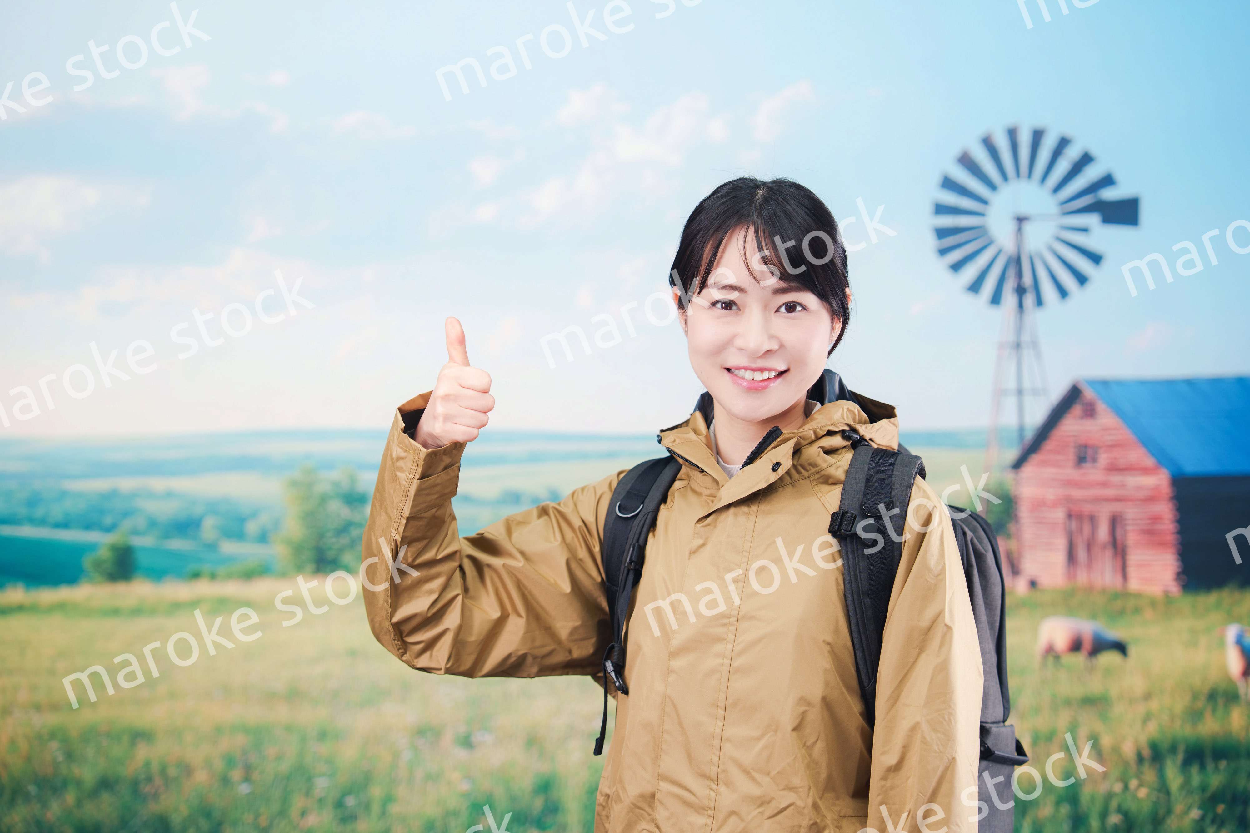 農村部を旅する若い女性