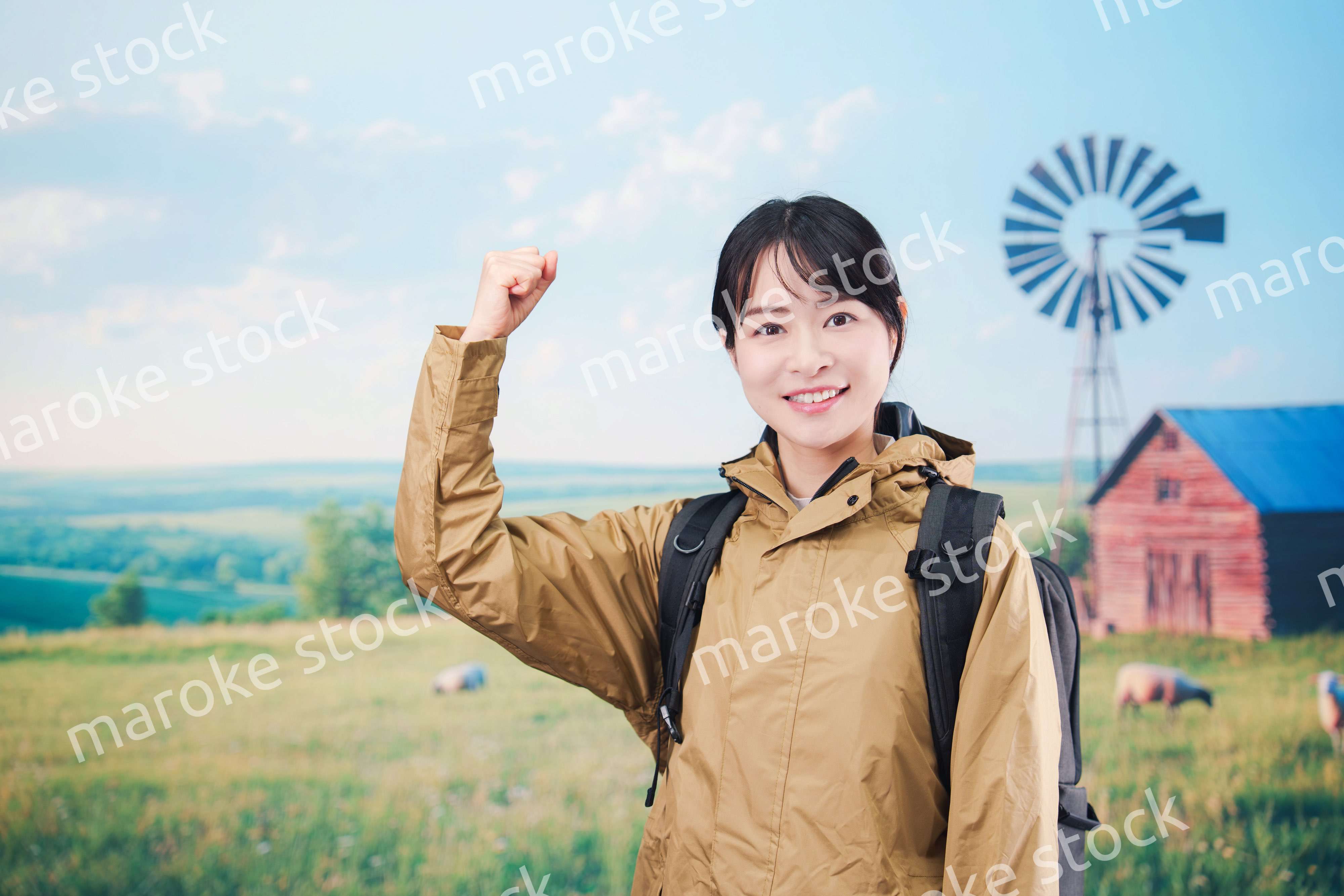 農村部を旅する若い女性