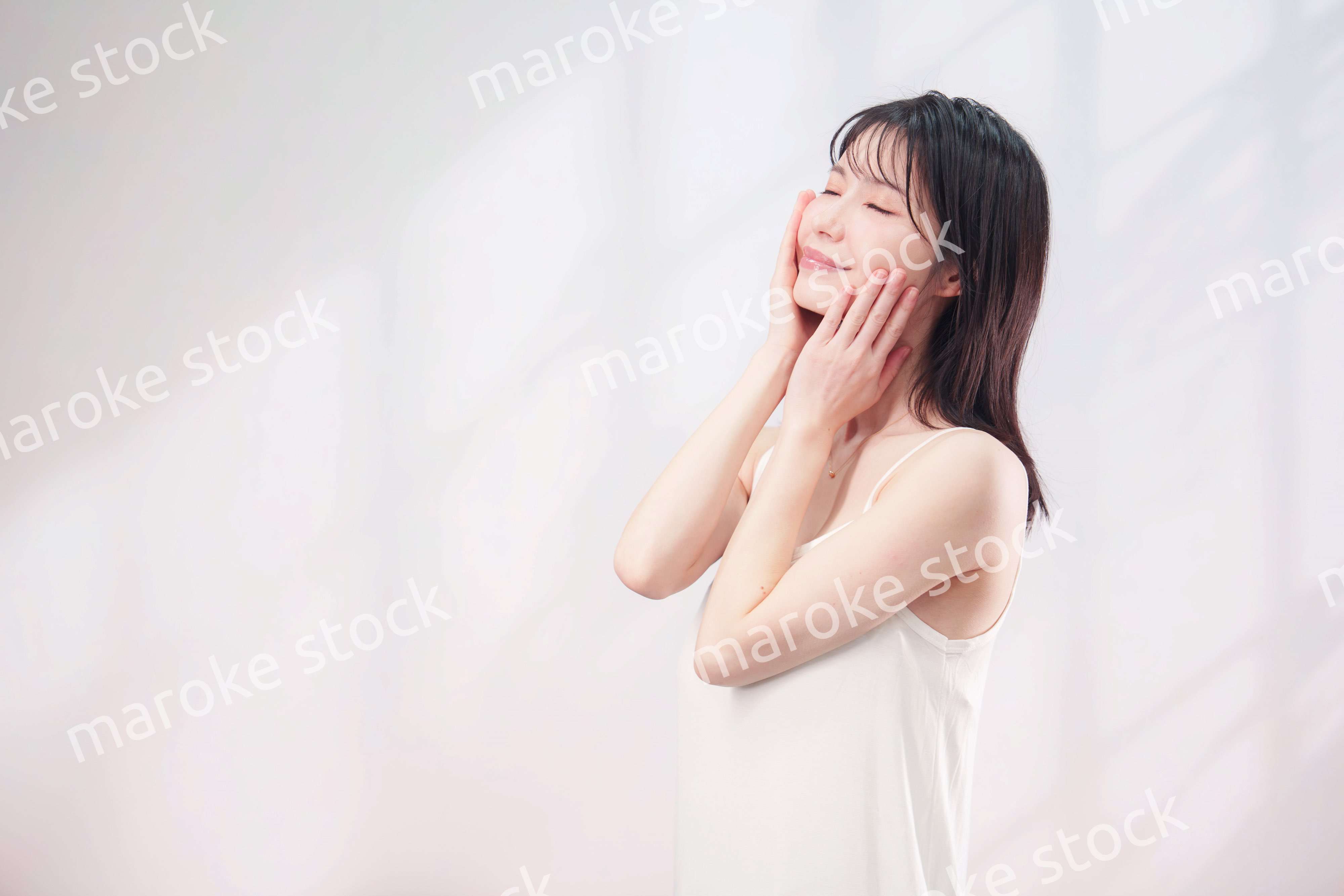 お肌の保湿をする若い女性