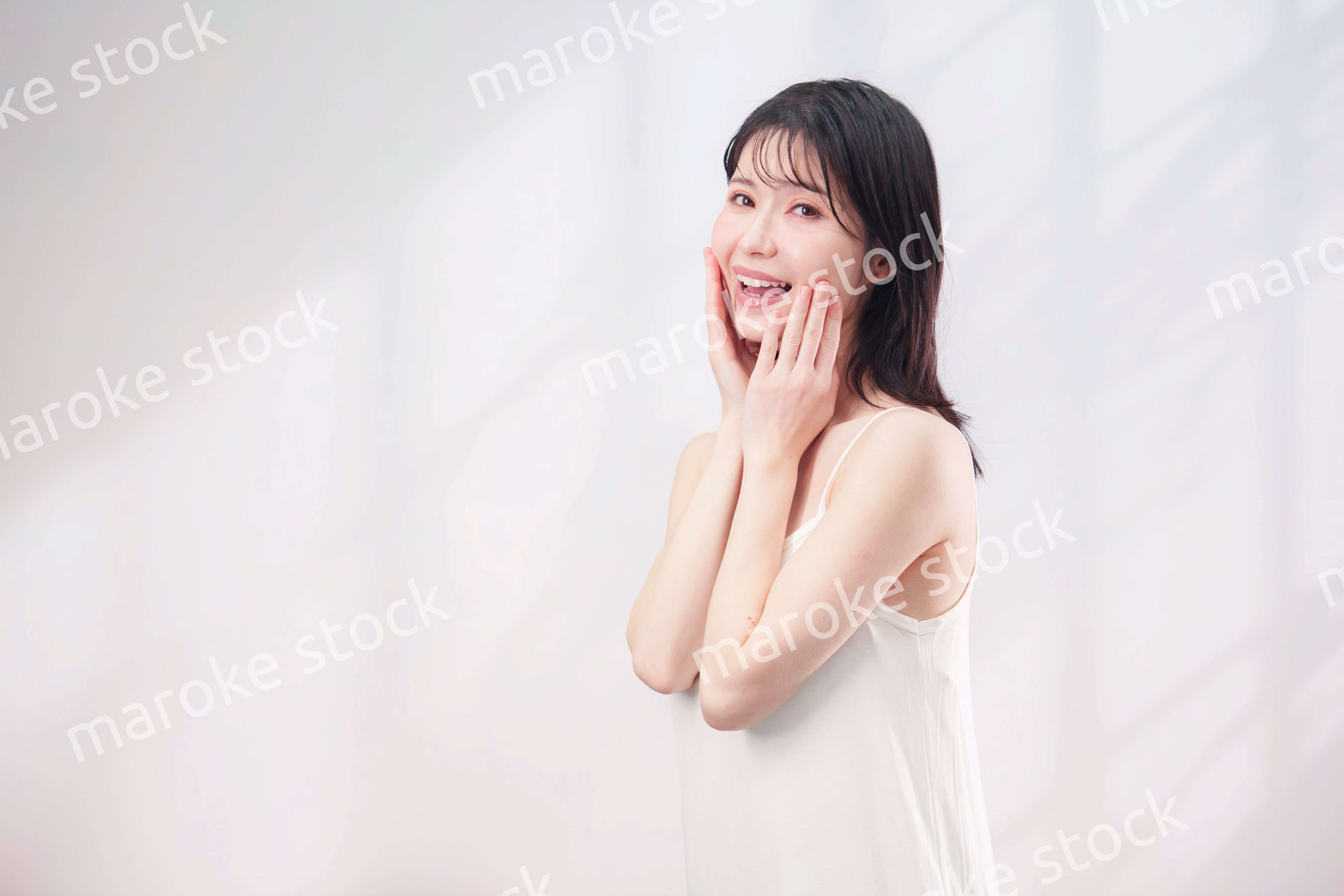 お肌の保湿をする若い女性