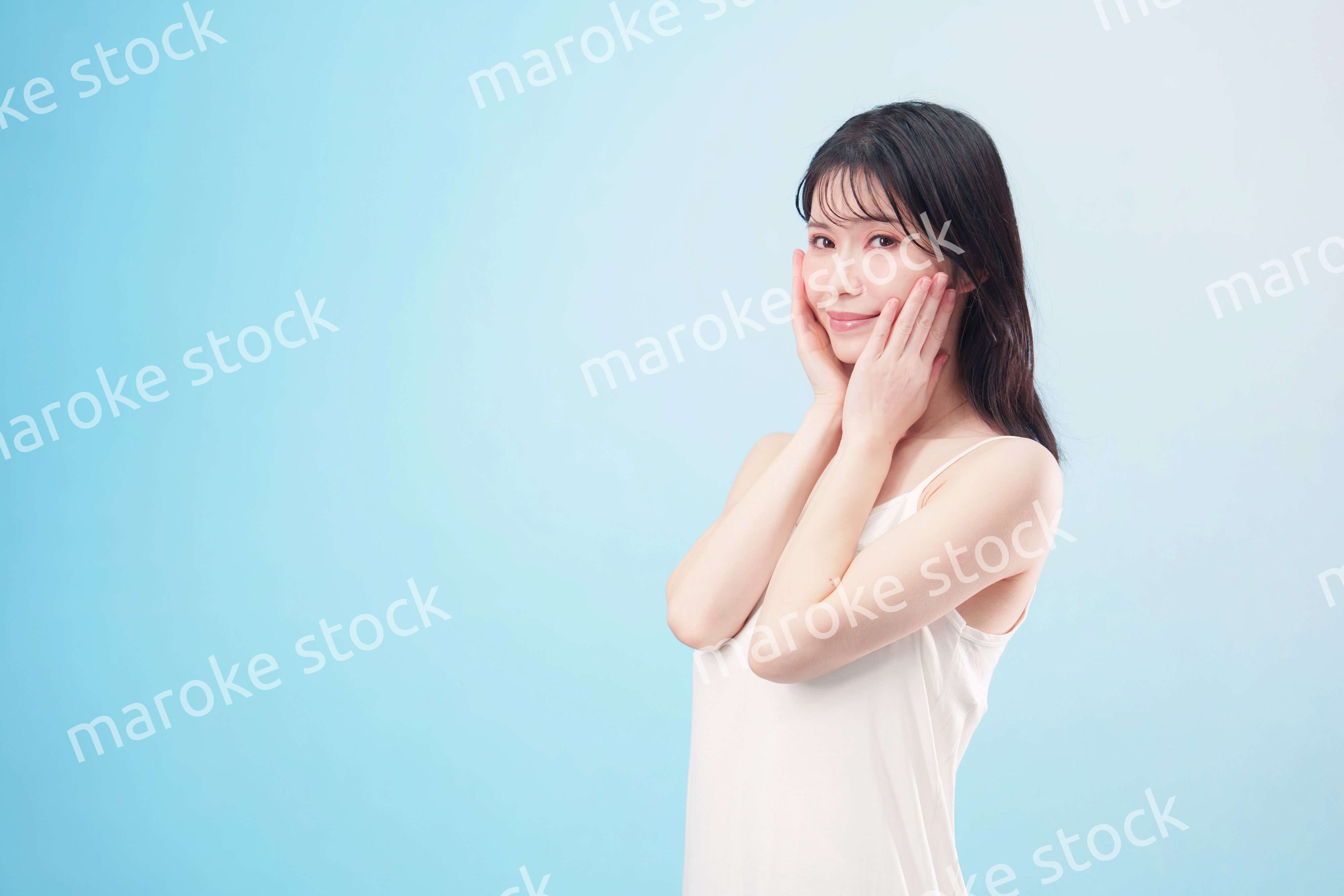 お肌の保湿をする若い女性