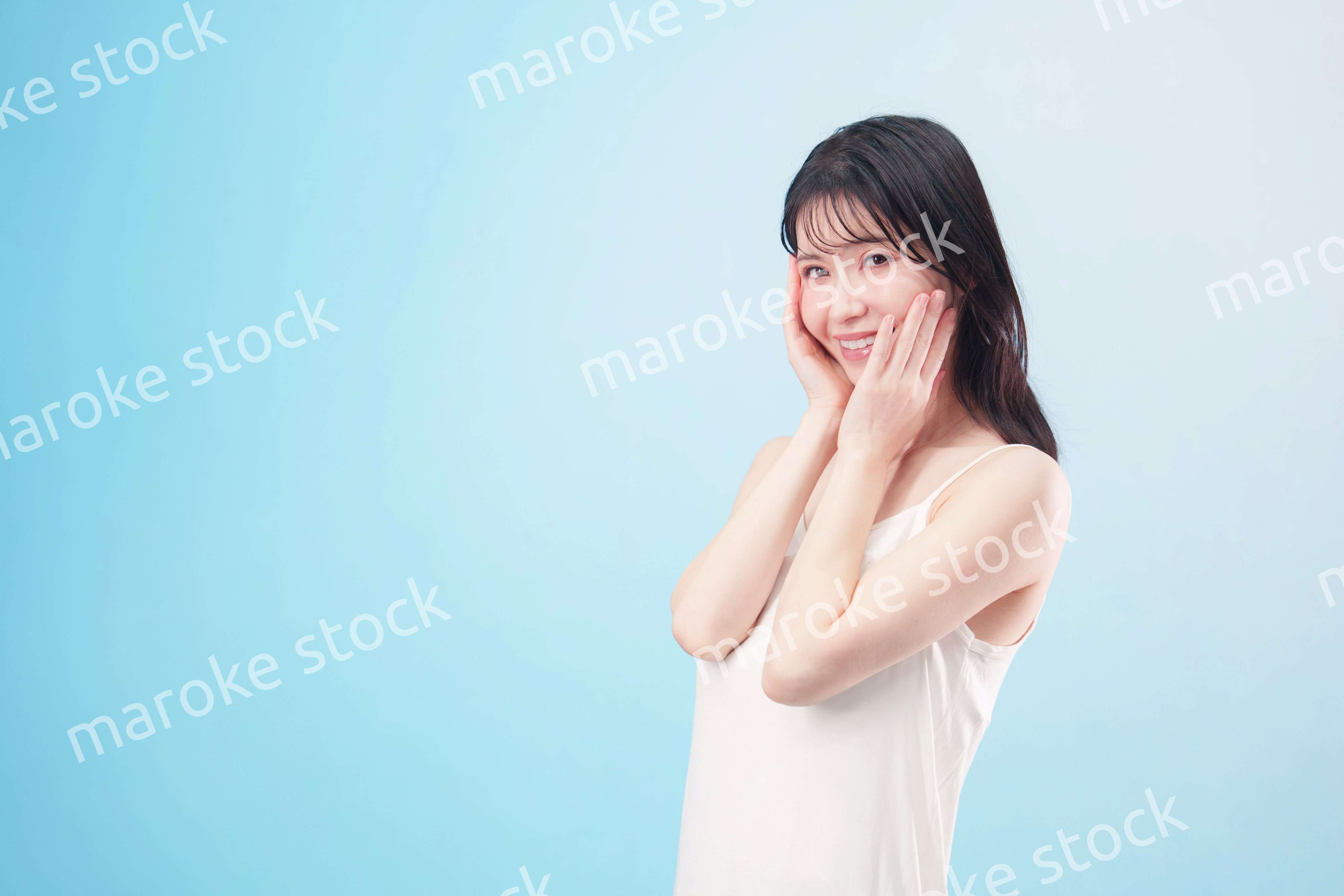 お肌の保湿をする若い女性