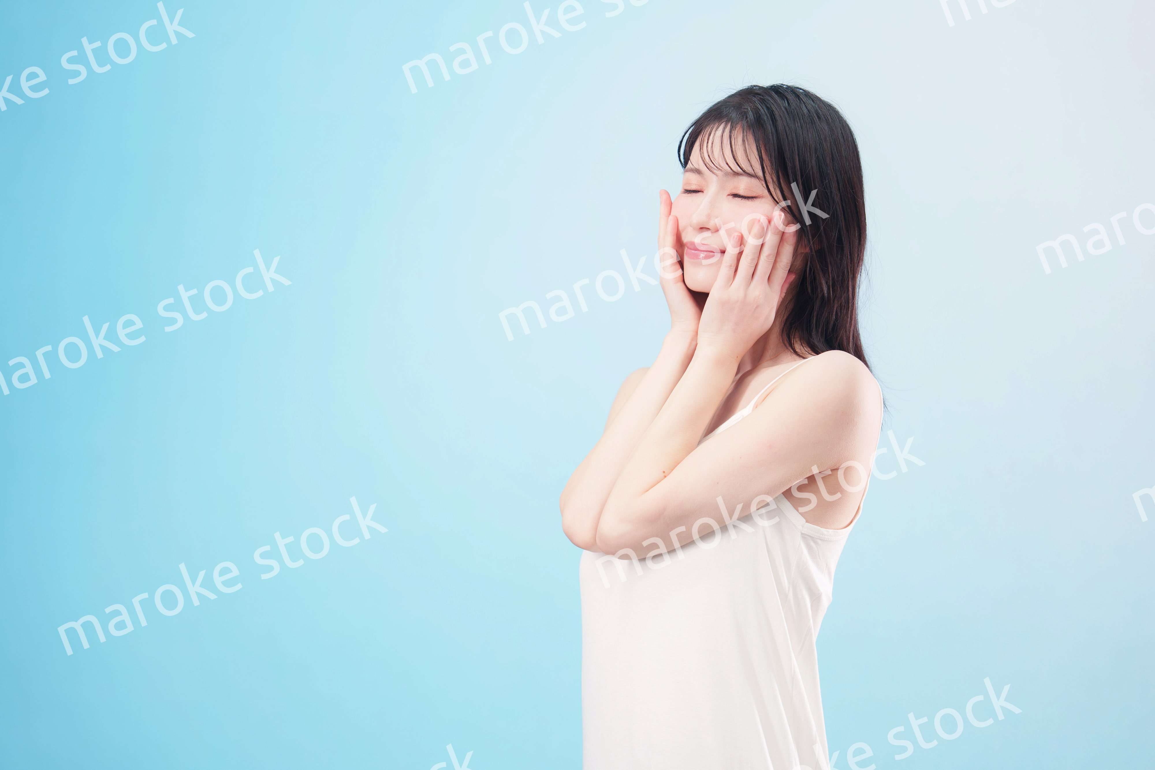 お肌の保湿をする若い女性