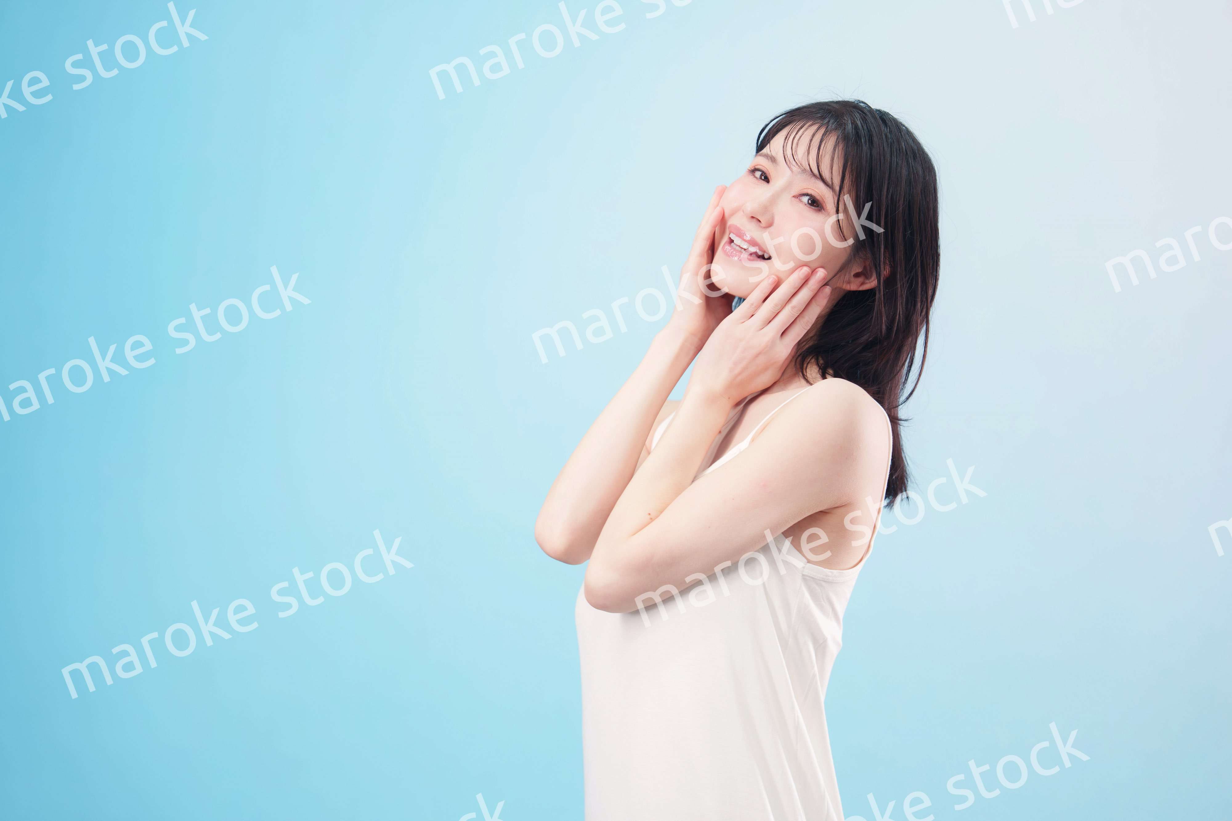 お肌の保湿をする若い女性