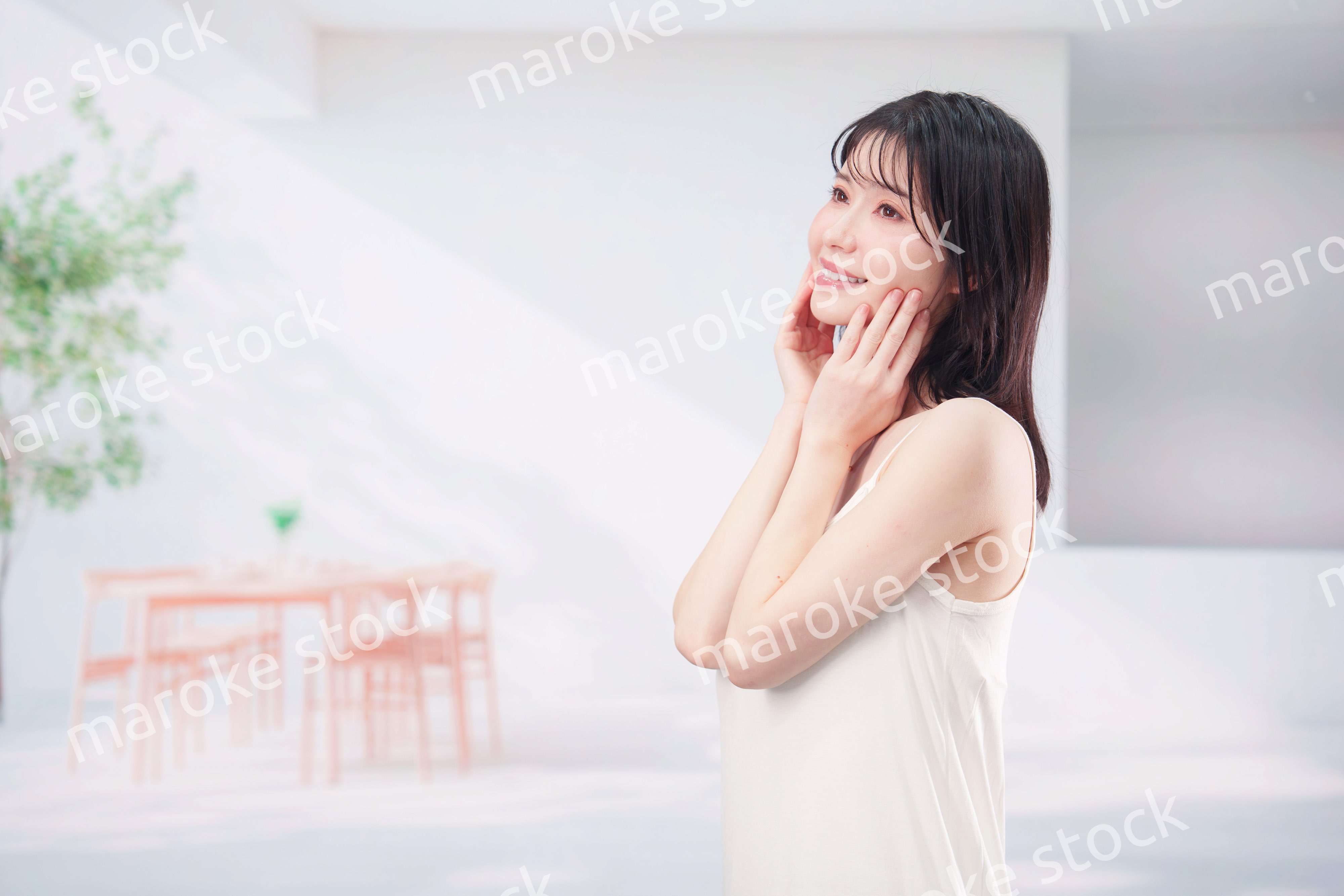 お肌の保湿をする若い女性