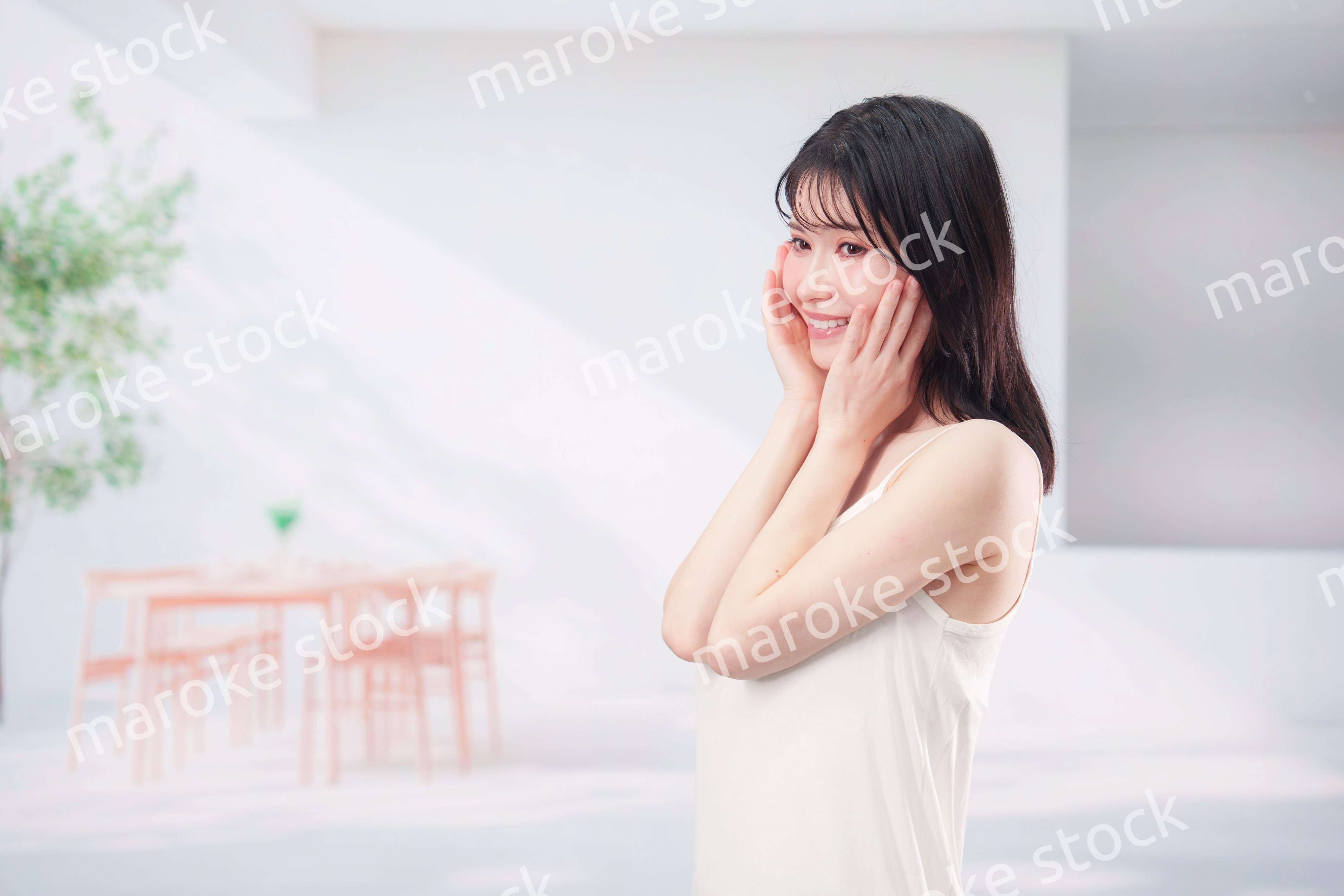 お肌の保湿をする若い女性