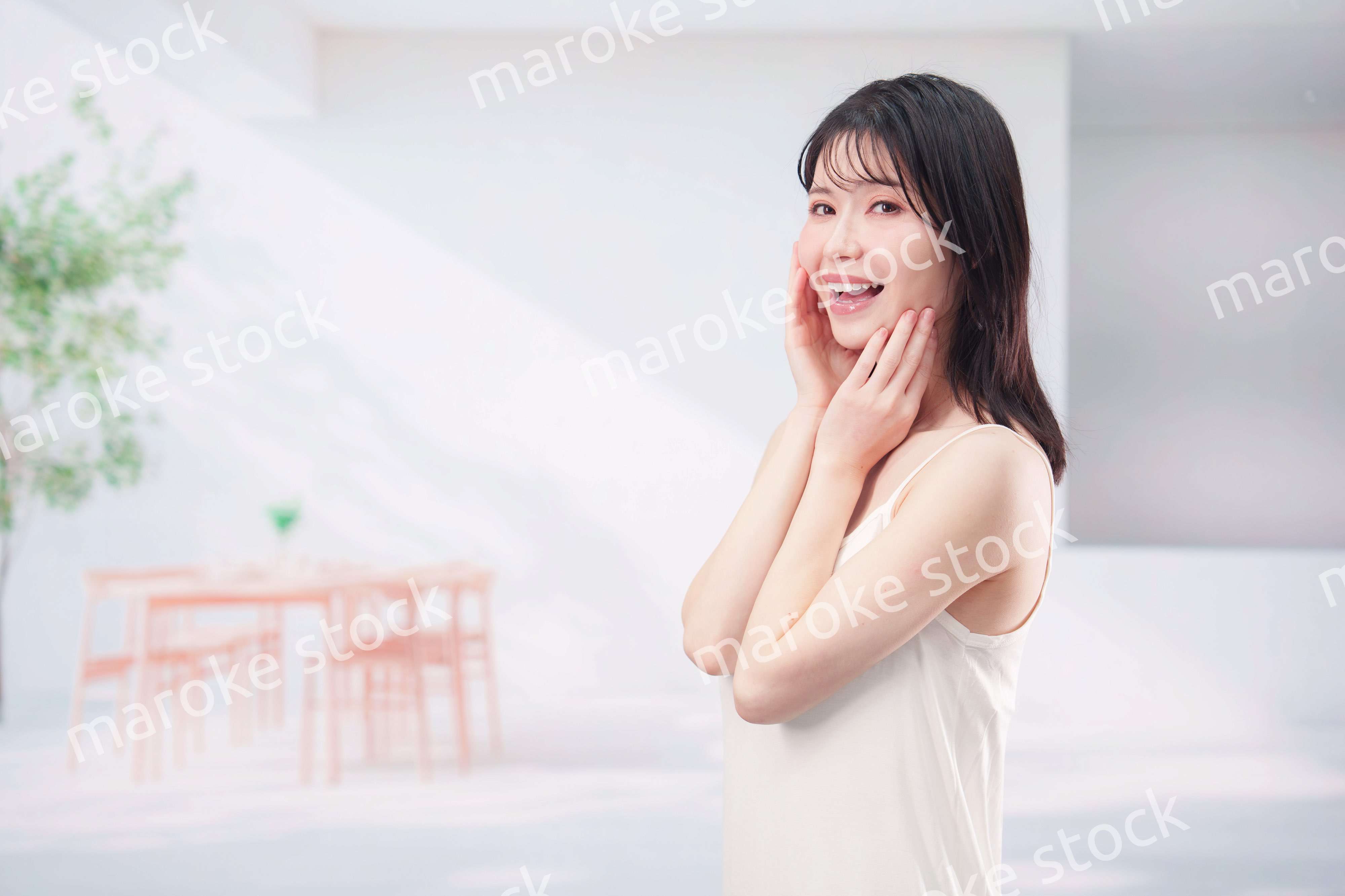 お肌の保湿をする若い女性