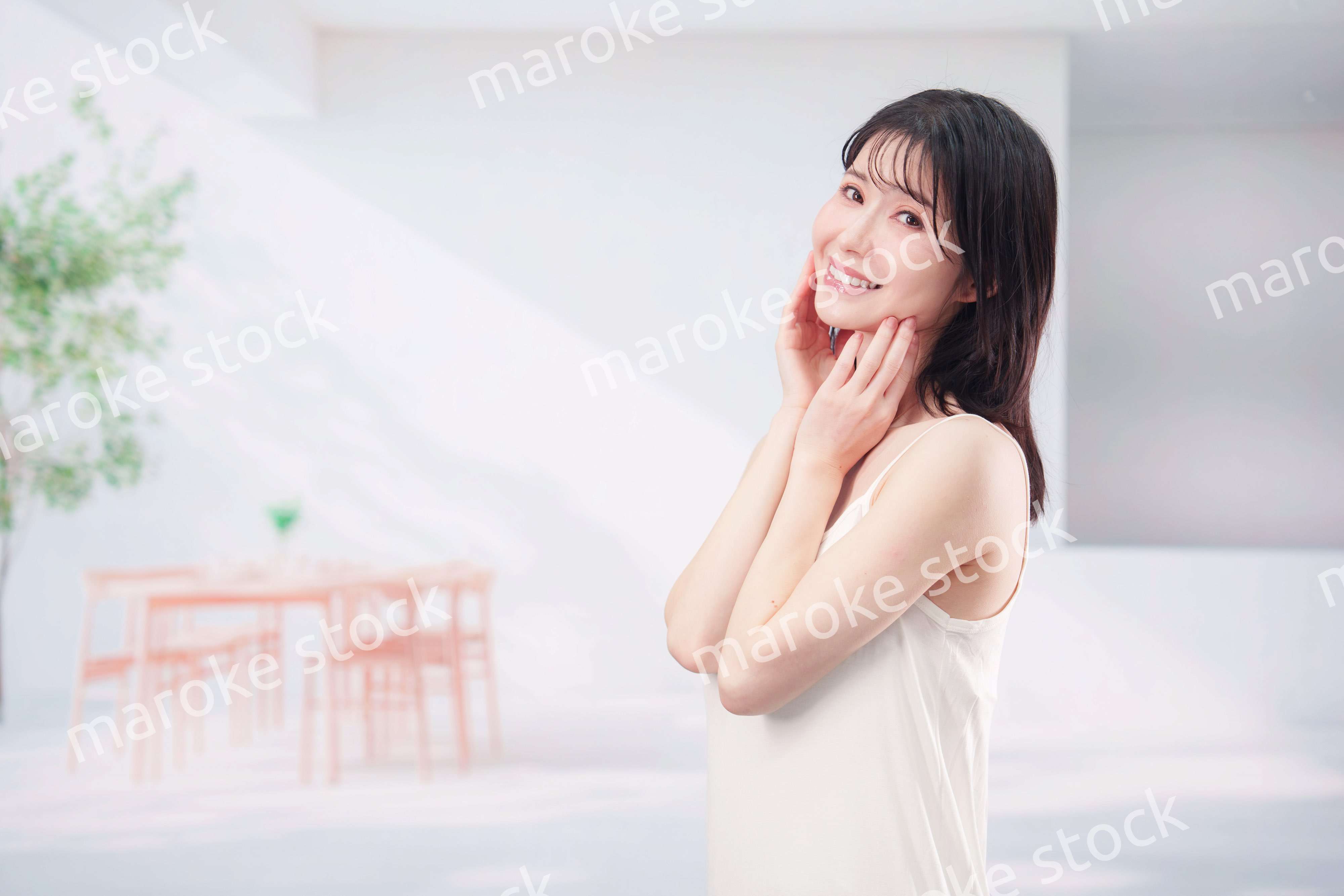 お肌の保湿をする若い女性