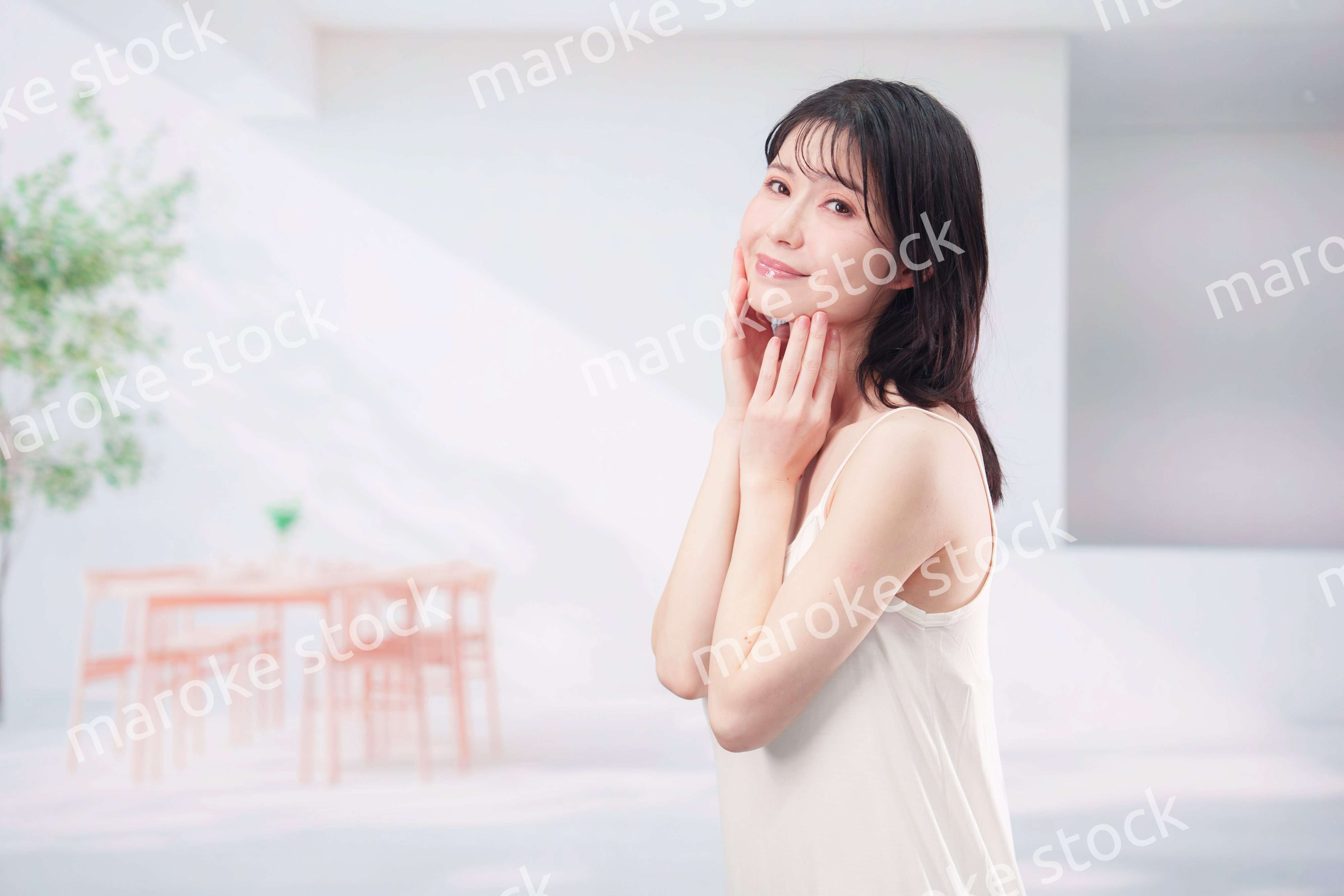 お肌の保湿をする若い女性