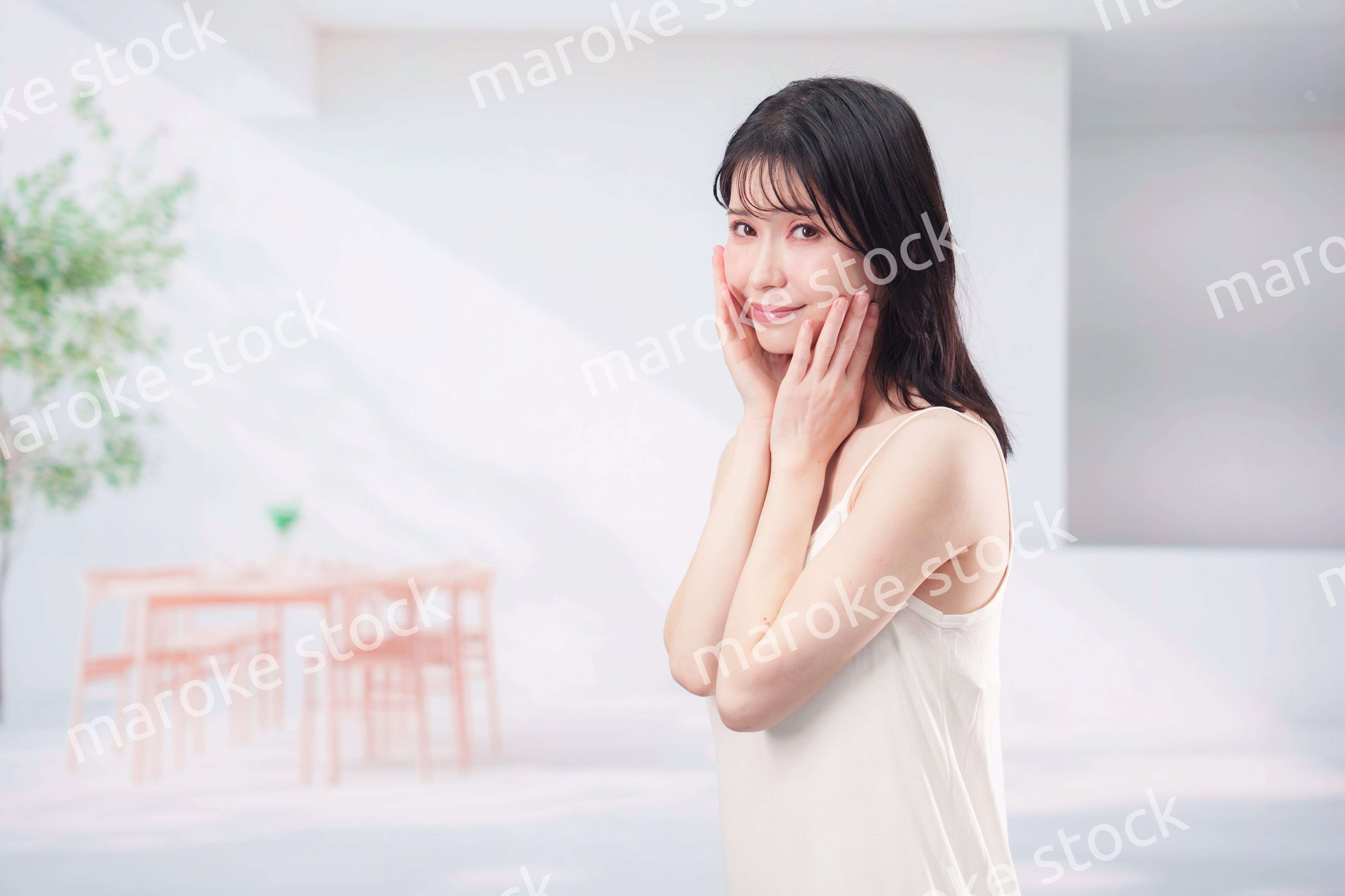 お肌の保湿をする若い女性