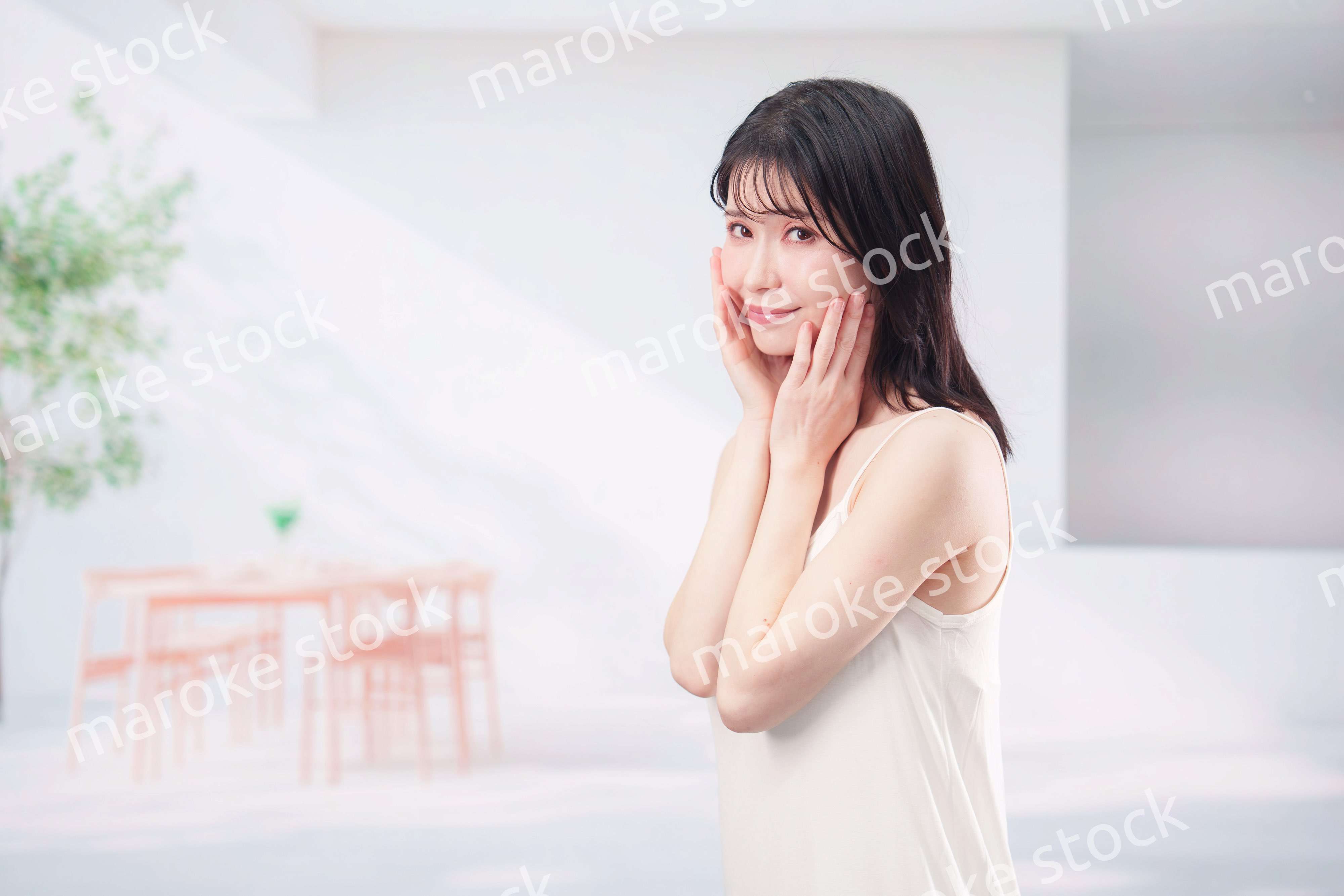 お肌の保湿をする若い女性