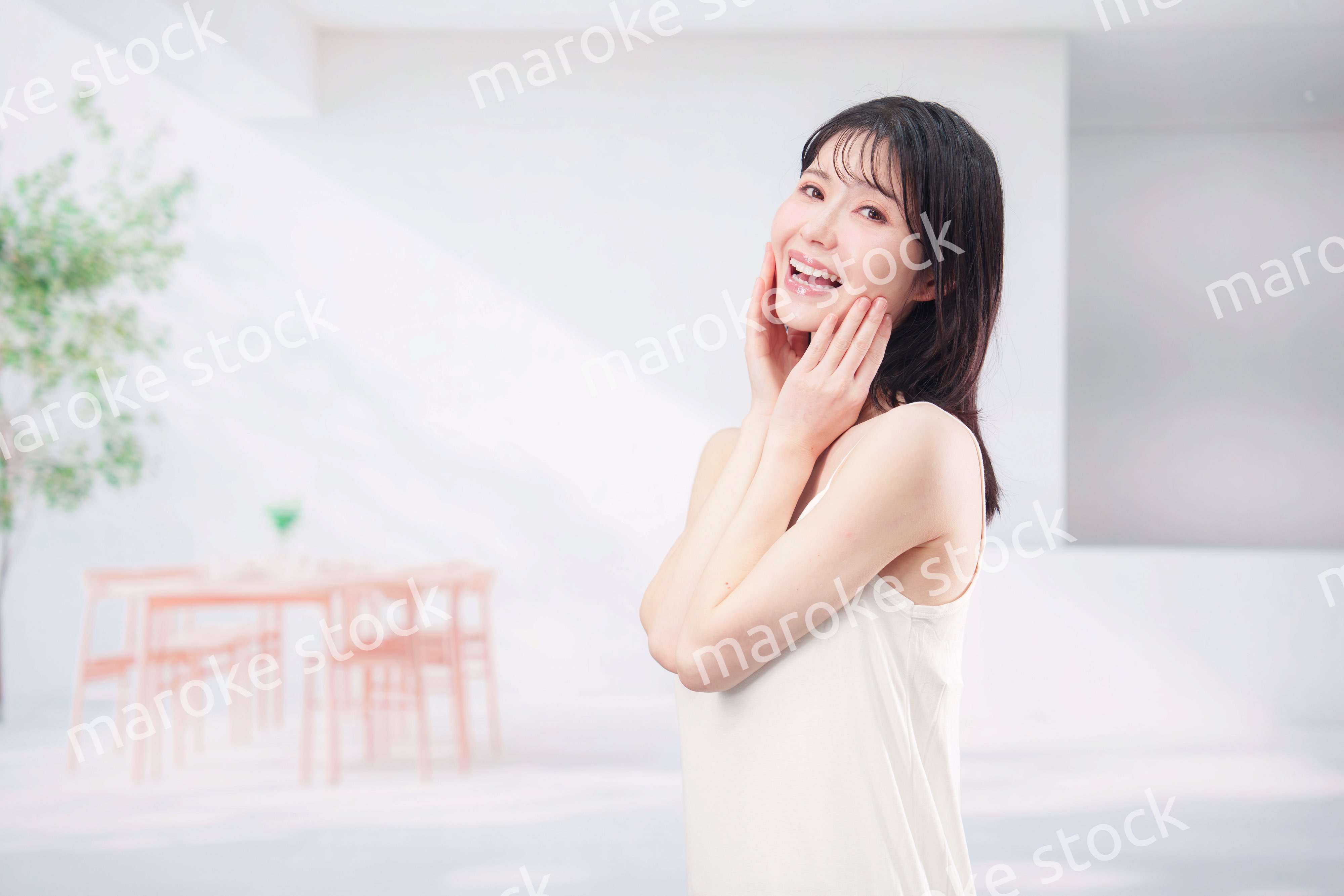 お肌の保湿をする若い女性