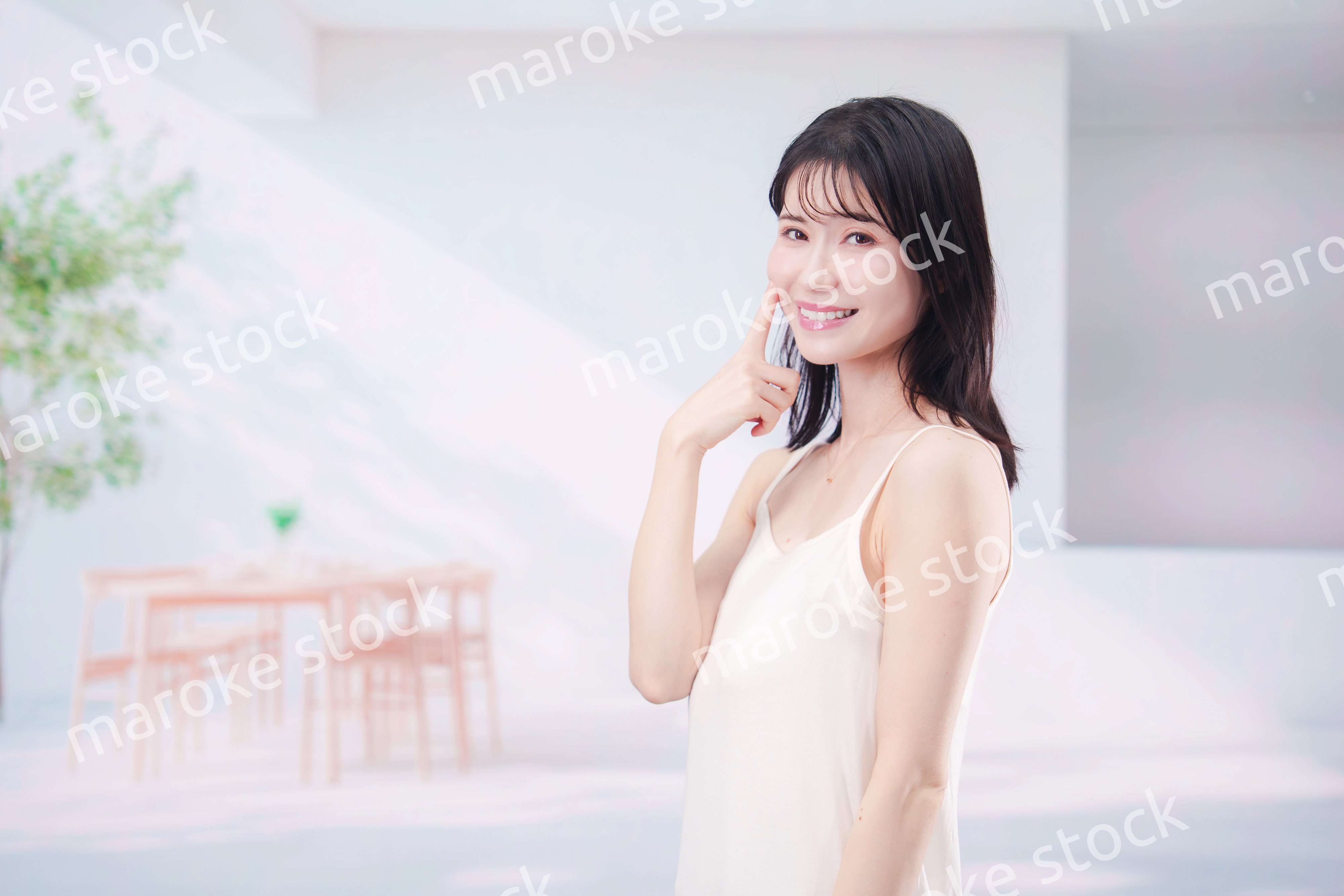 家で肌の調子を整える若い女性