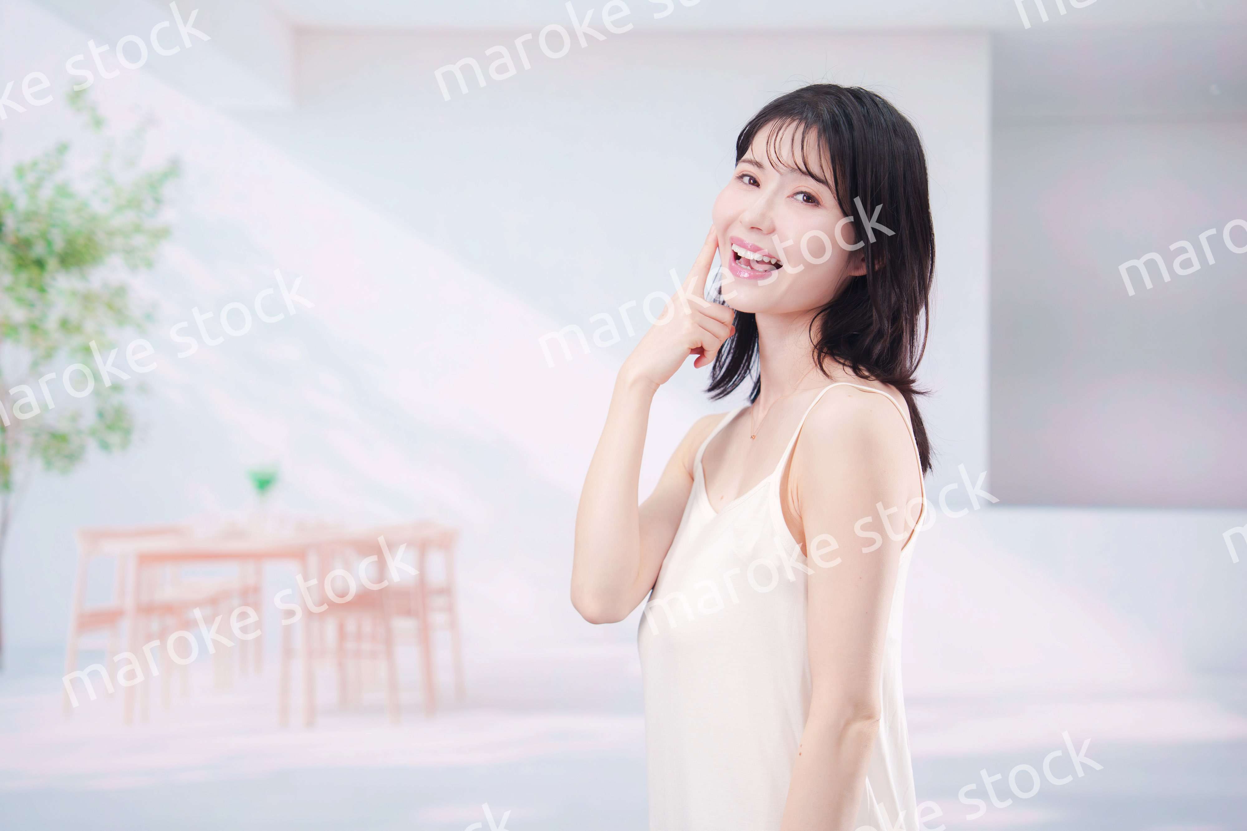 家で肌の調子を整える若い女性