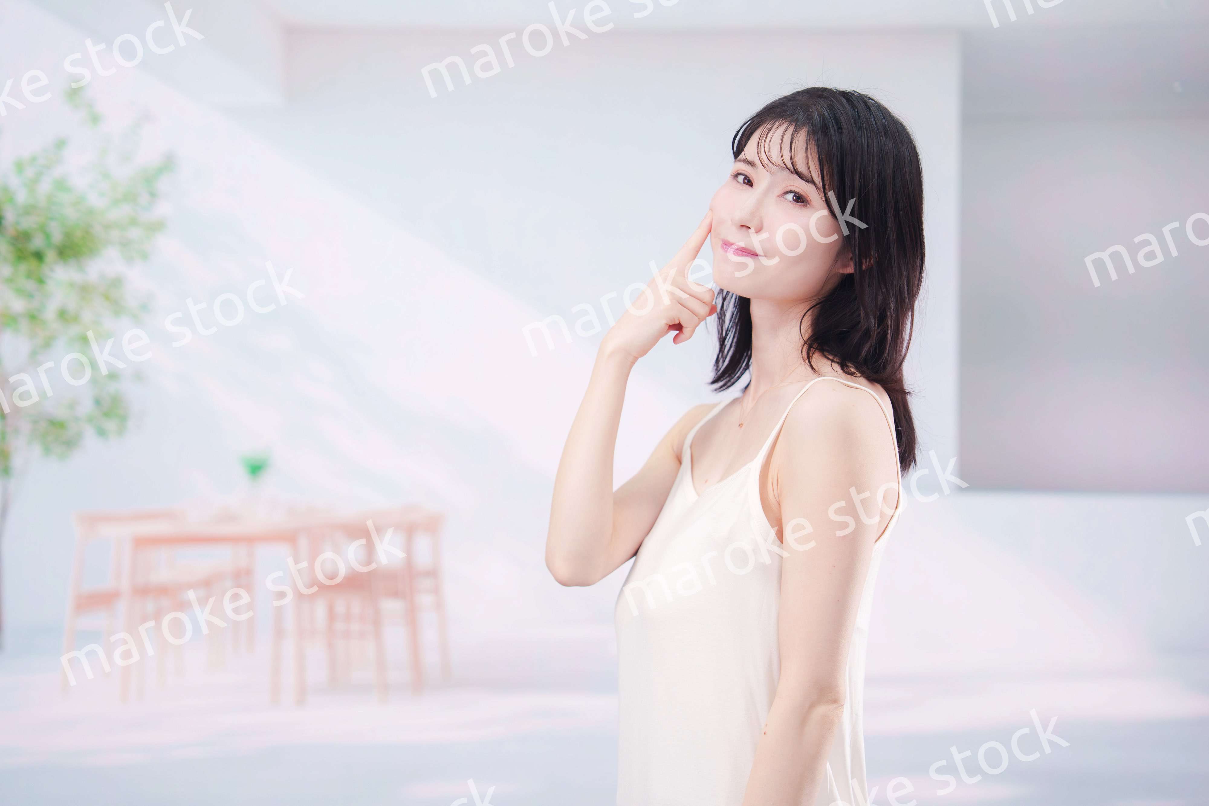 家で肌の調子を整える若い女性